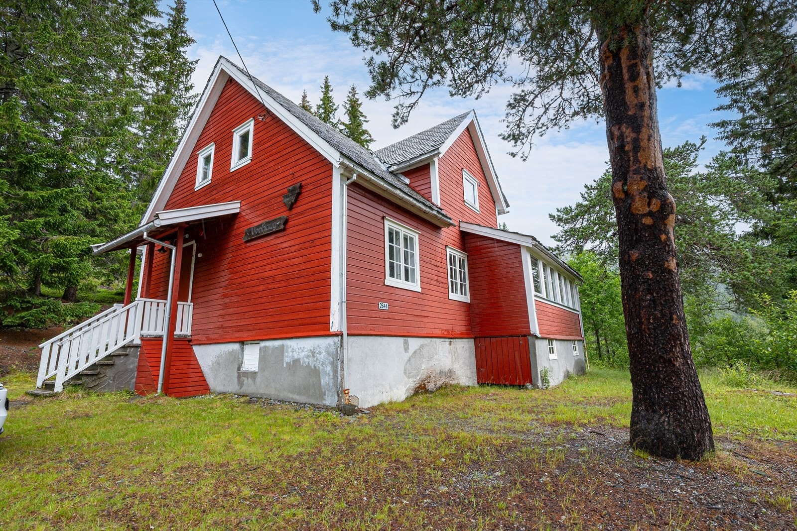 Høyt og litt majestetisk til ligger denne flotte fritidseiendommen omkranset av skog og med en klukkende bekk i nærheten. Galleribilde