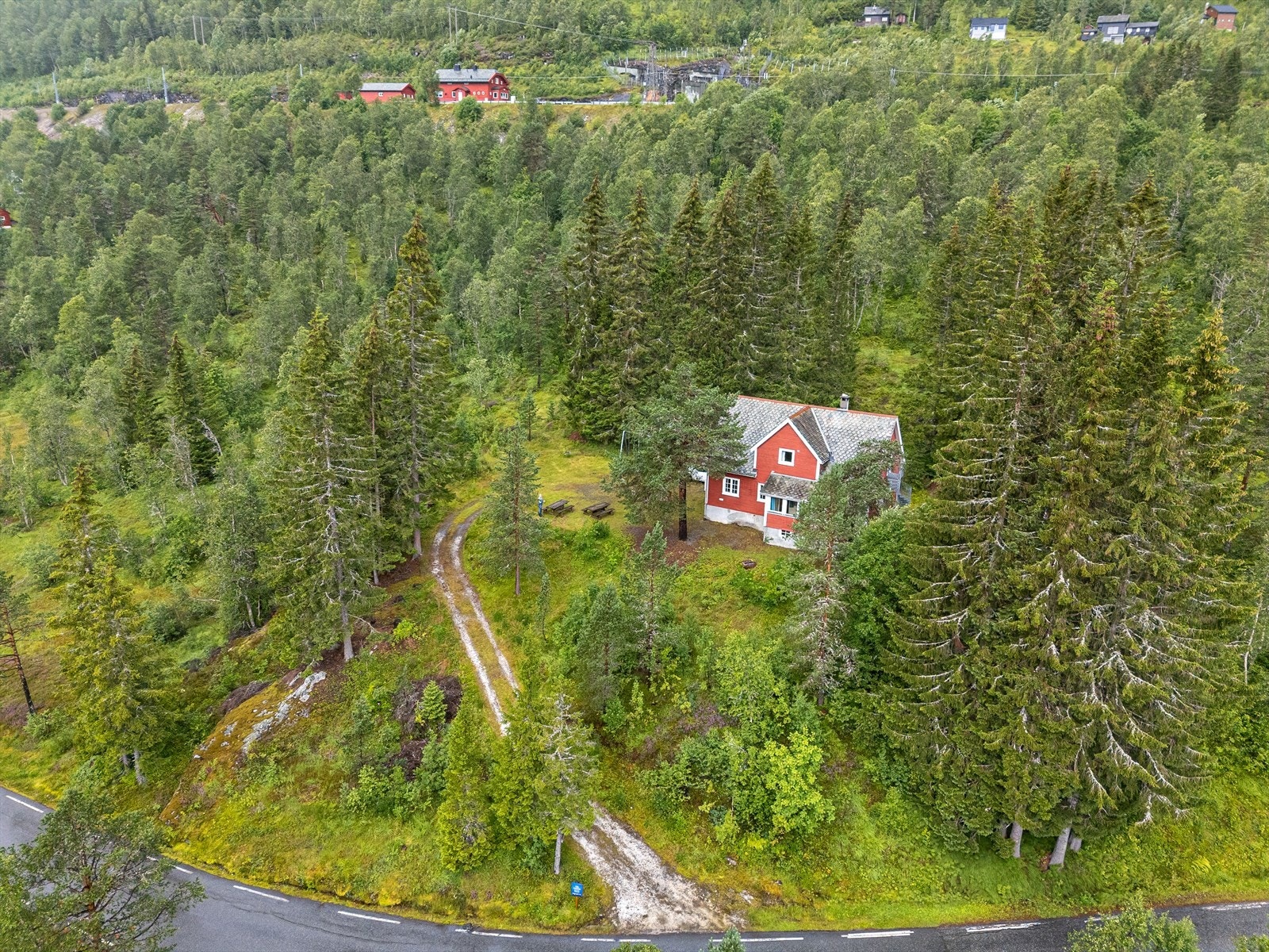 Offentlig vei med privat vei opp til hytta. Galleribilde