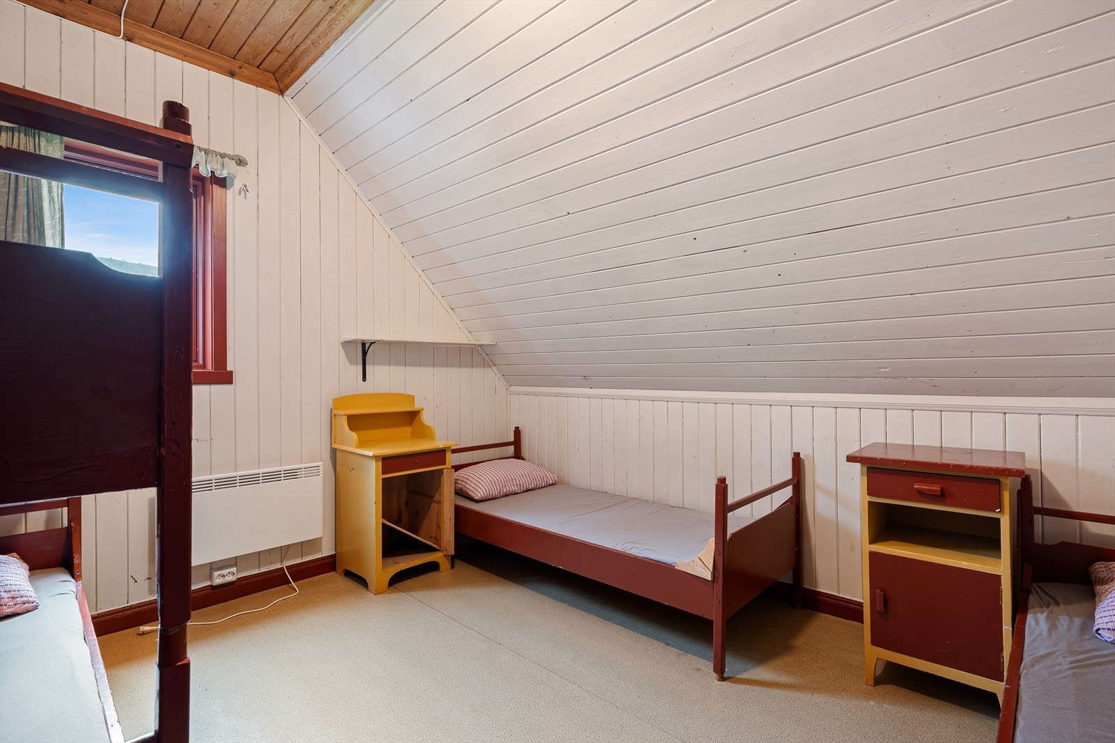 Det er hele 5 soverom i denne etasjen. Galleribilde
