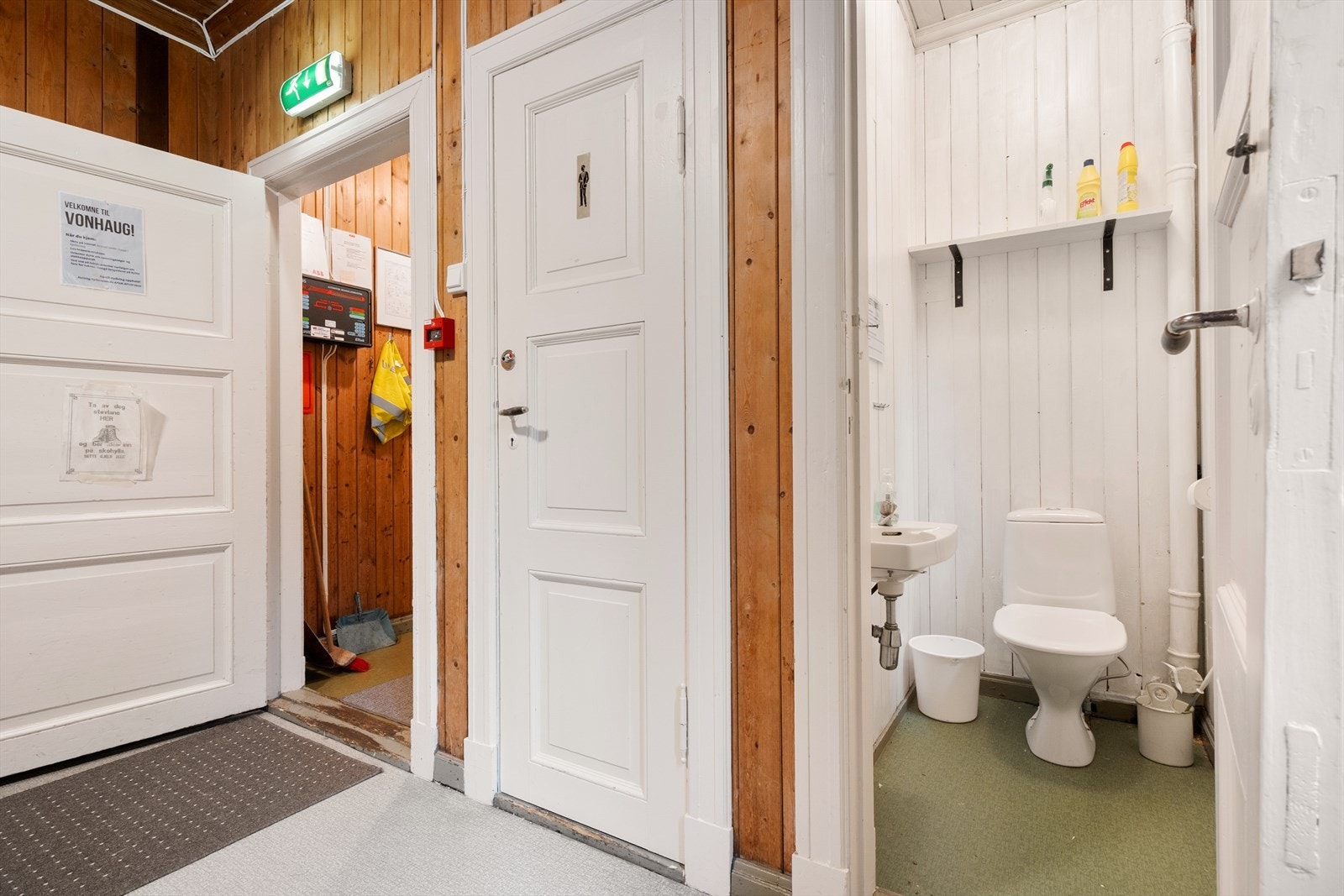 Begge toalettene er i hovedetasjen. Galleribilde