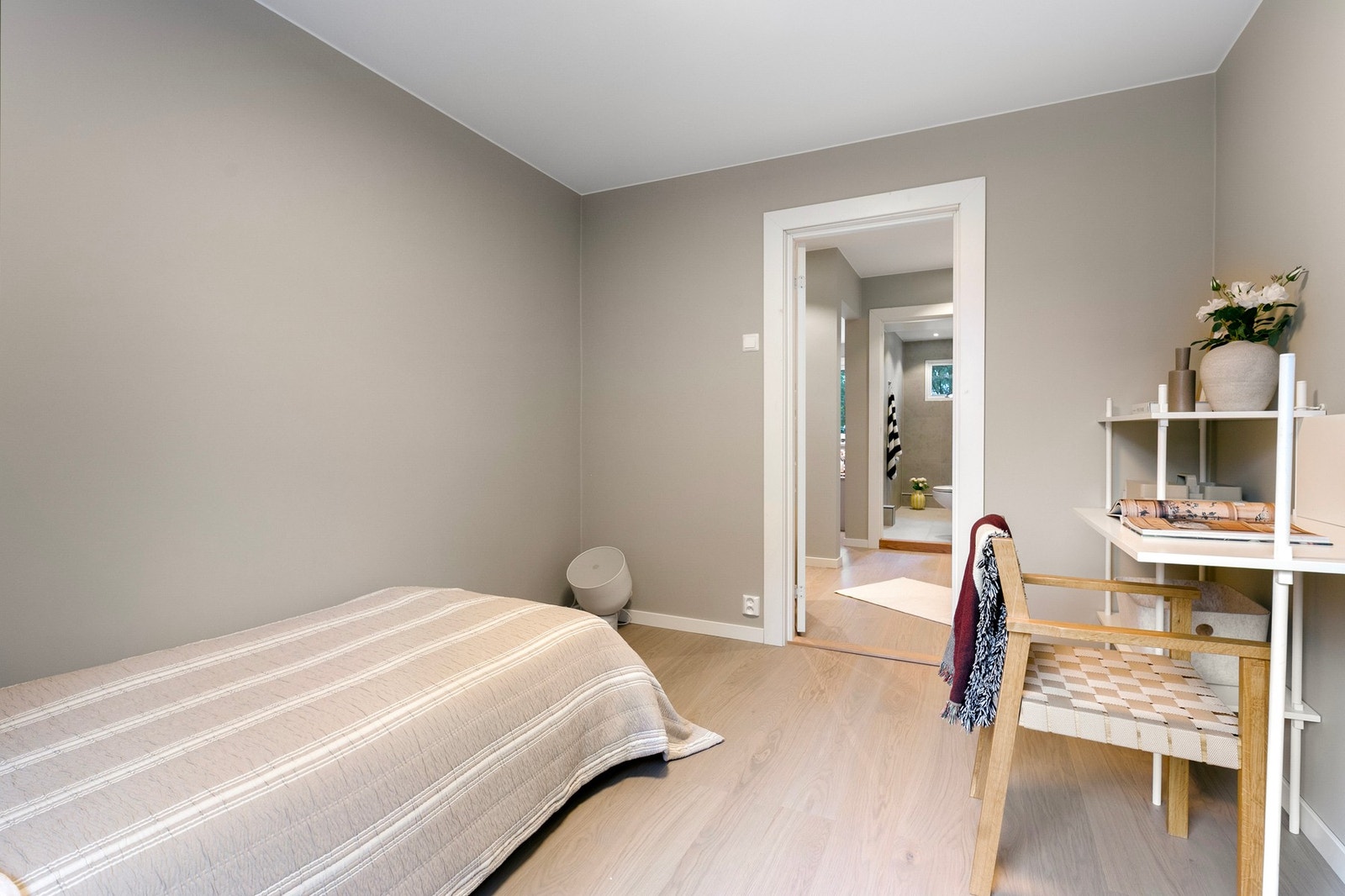 God plass til seng og et eget arbeidshjørne. Galleribilde