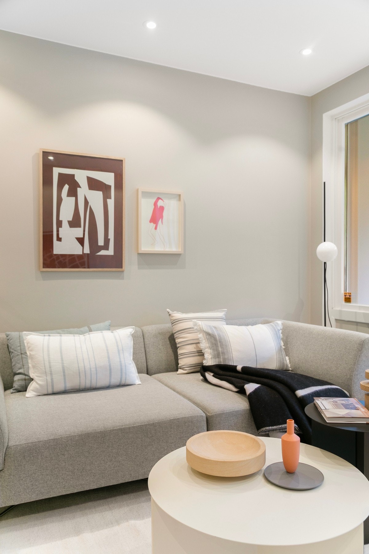 God plass til sittegruppe, med lyse og innbydende fargevalg. Galleribilde