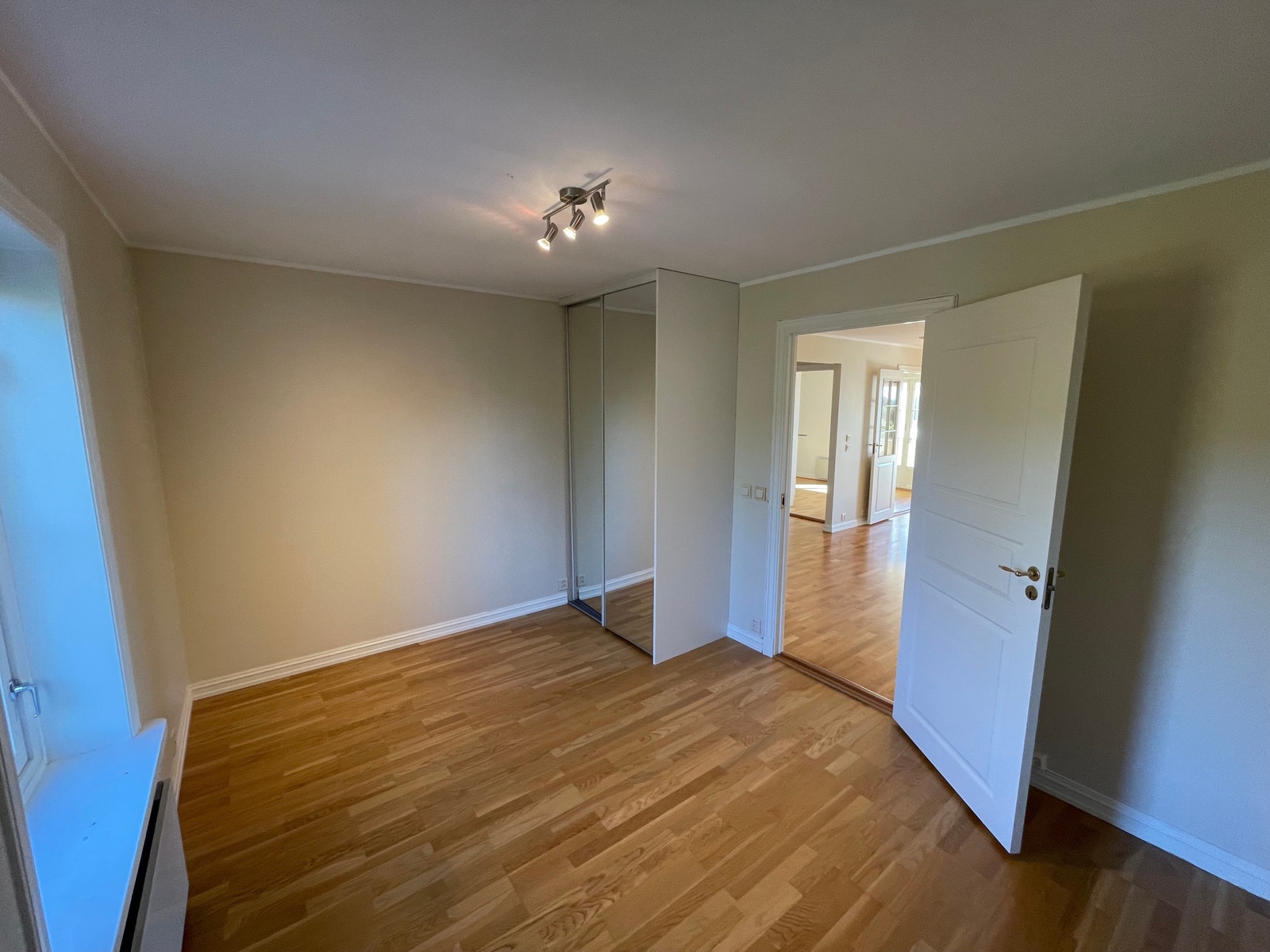 Soverom 2 også med skyvedørsgarderobe. Galleribilde