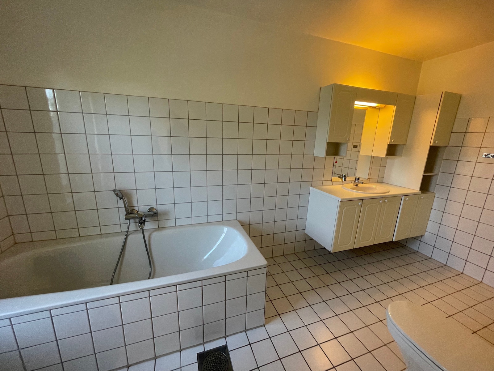 Hovedbadet har badekar. Galleribilde