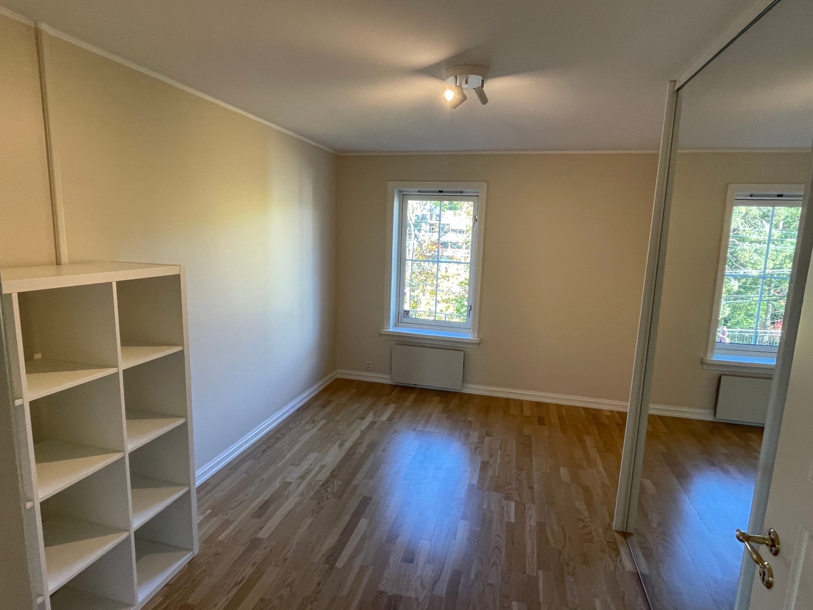 Soverom 1 med skyvedørsgarderobe og inngang til stort bad Galleribilde