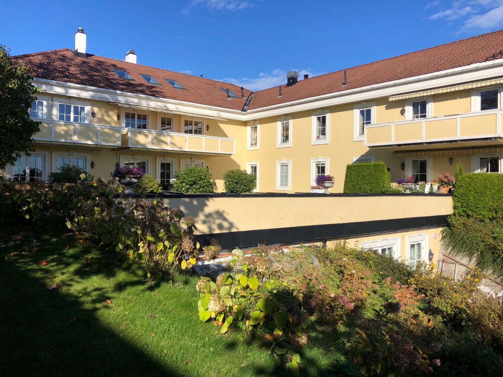 Leiligheten ligger i en representativ eiendom med tilsammen 7 leiligheter. Galleribilde
