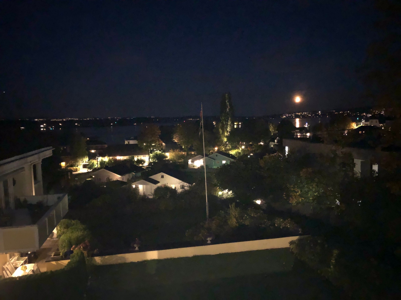 Kveldsstemning i fra leilighetens veranda. Galleribilde