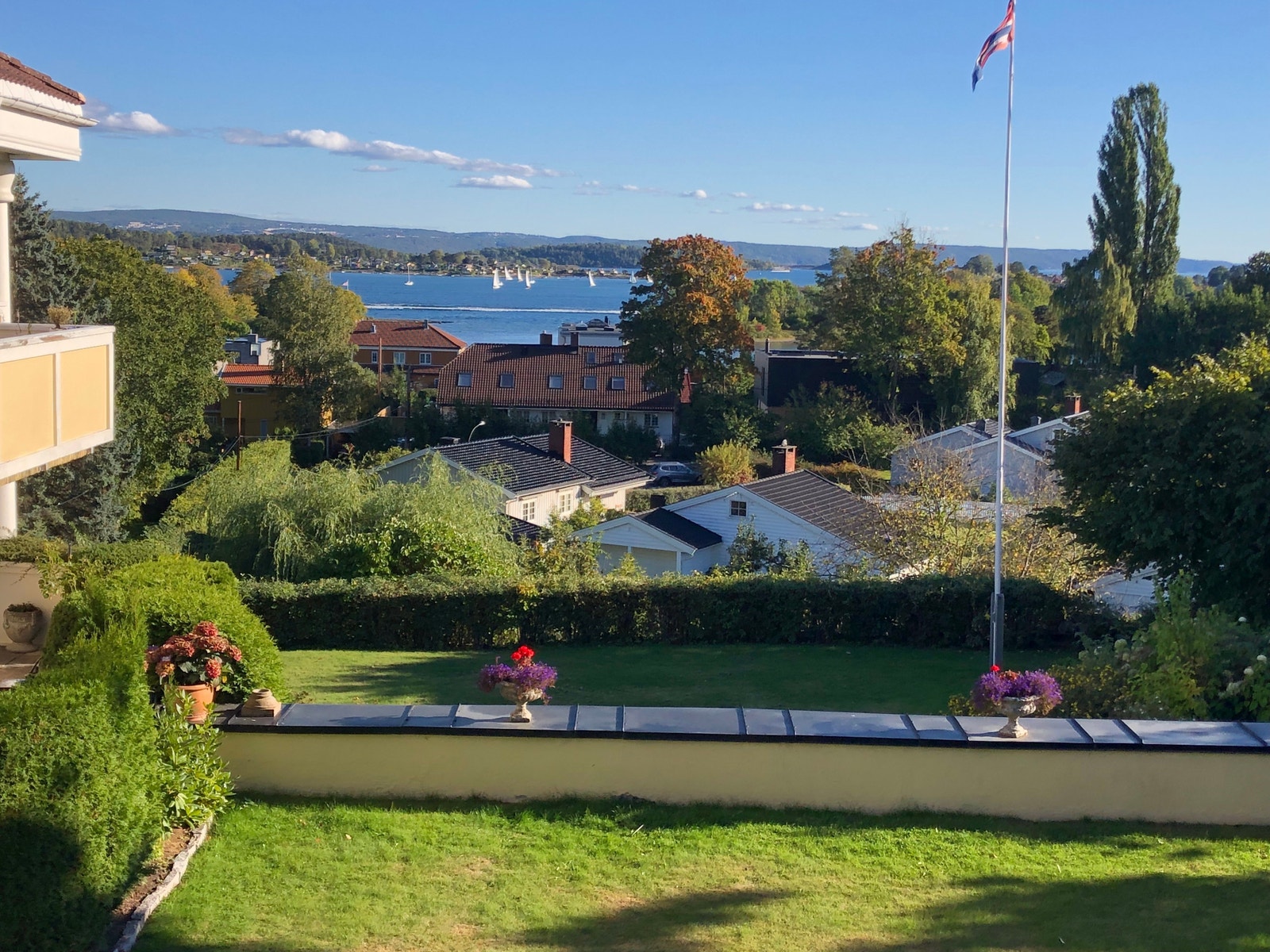 Vakker utsikt utover hagen og fjorden fra verandaen, stuen og kjøkkenet. Galleribilde