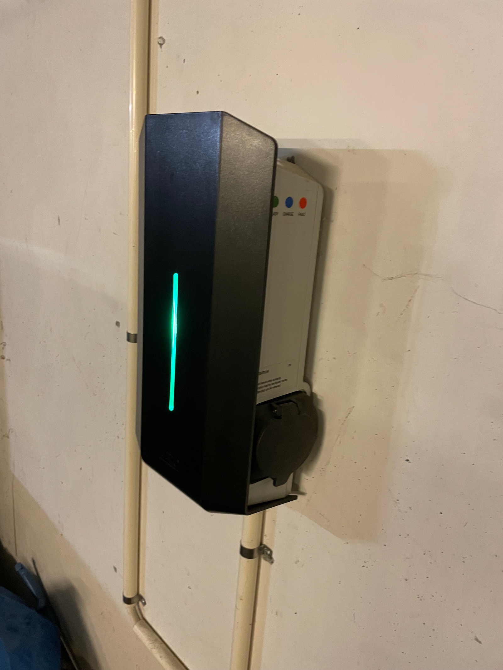 Garasjeplass i lukket oppvarmet garasjeanlegg med egen el lader. Heis i fra denne etasjen og opp til leiligheten. Galleribilde
