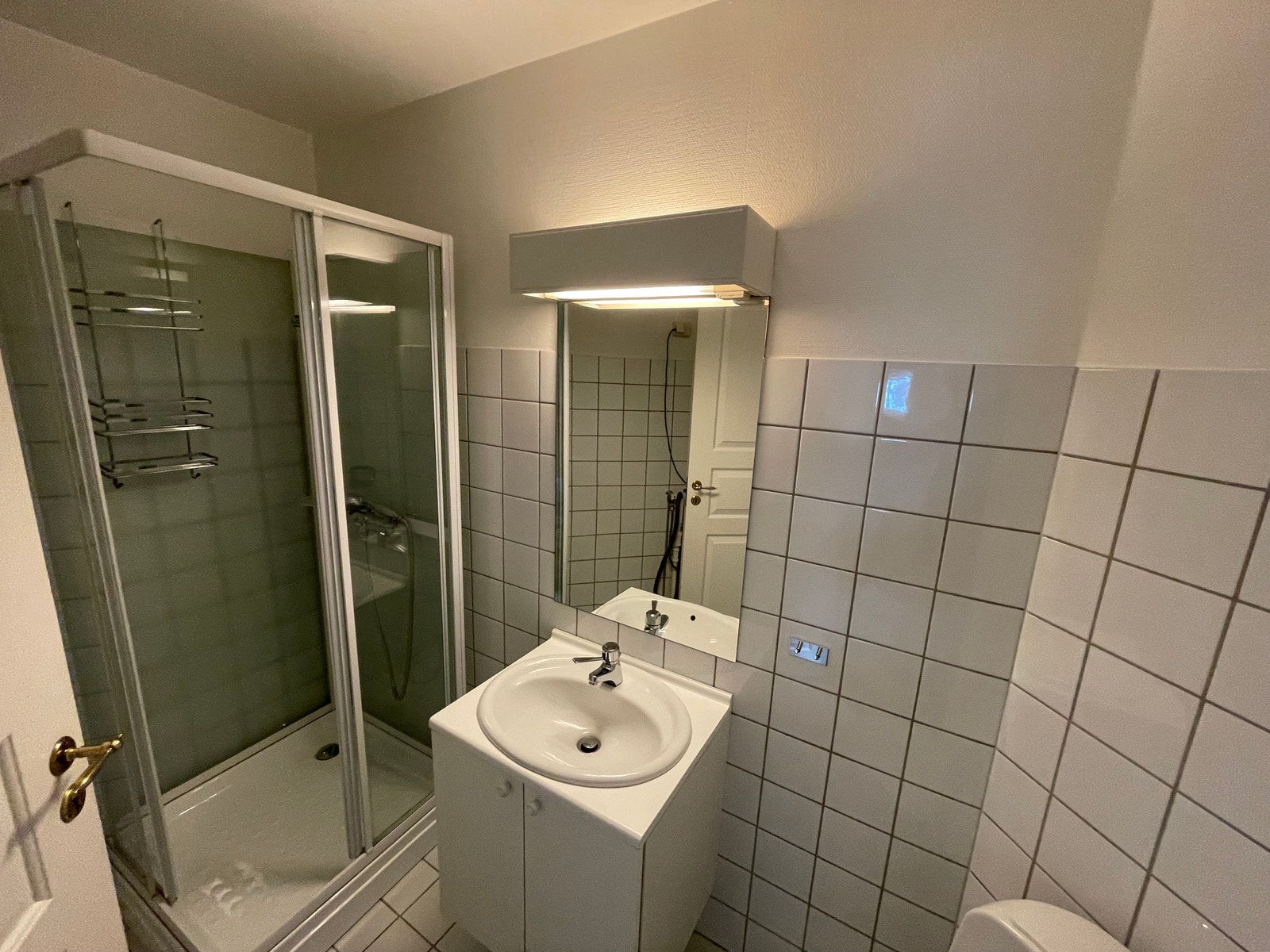 Dusjbad med vaskemaskin installert. Galleribilde