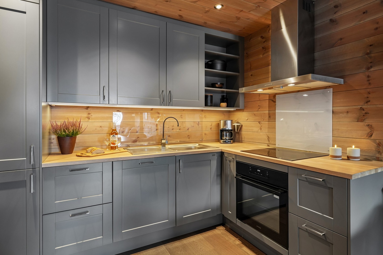 Praktisk plate bak koketopp og servant. Avtrekksventilator med kullfilter. Galleribilde