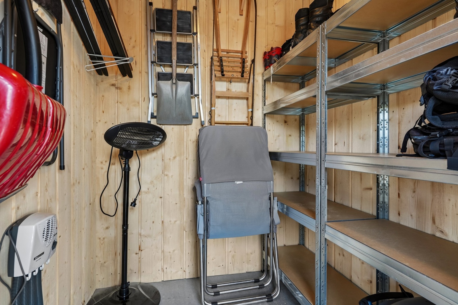 Bod med utvendig adkomst. Her er det praktisk plass til oppbevaring av utstyr. Boden er isolert og kledd med panel. Strømuttak i boden. Galleribilde