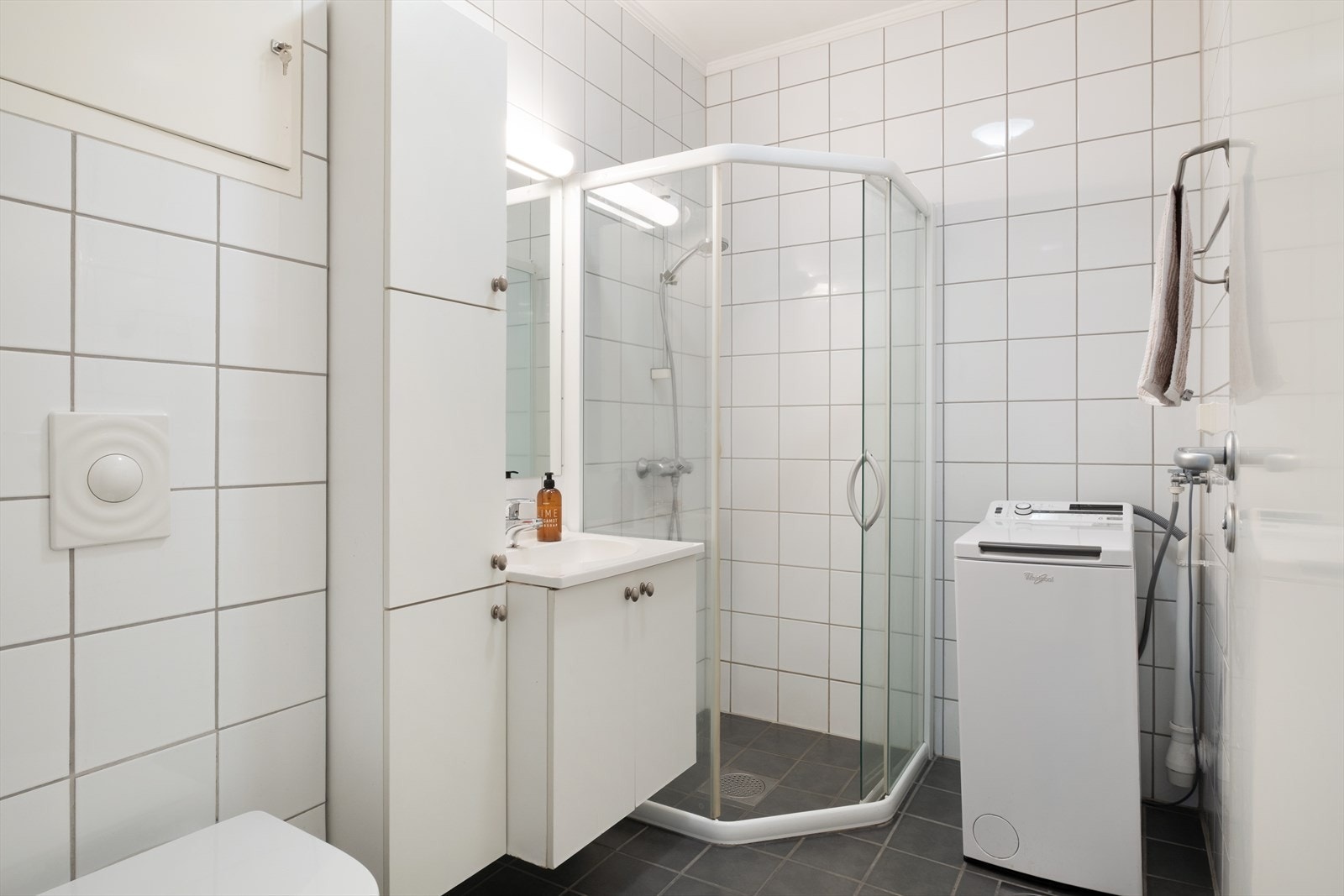 Badet er innreia med dusjhjørne og servant med skåpseksjon, og har opplegg for vaskemaskin. Galleribilde