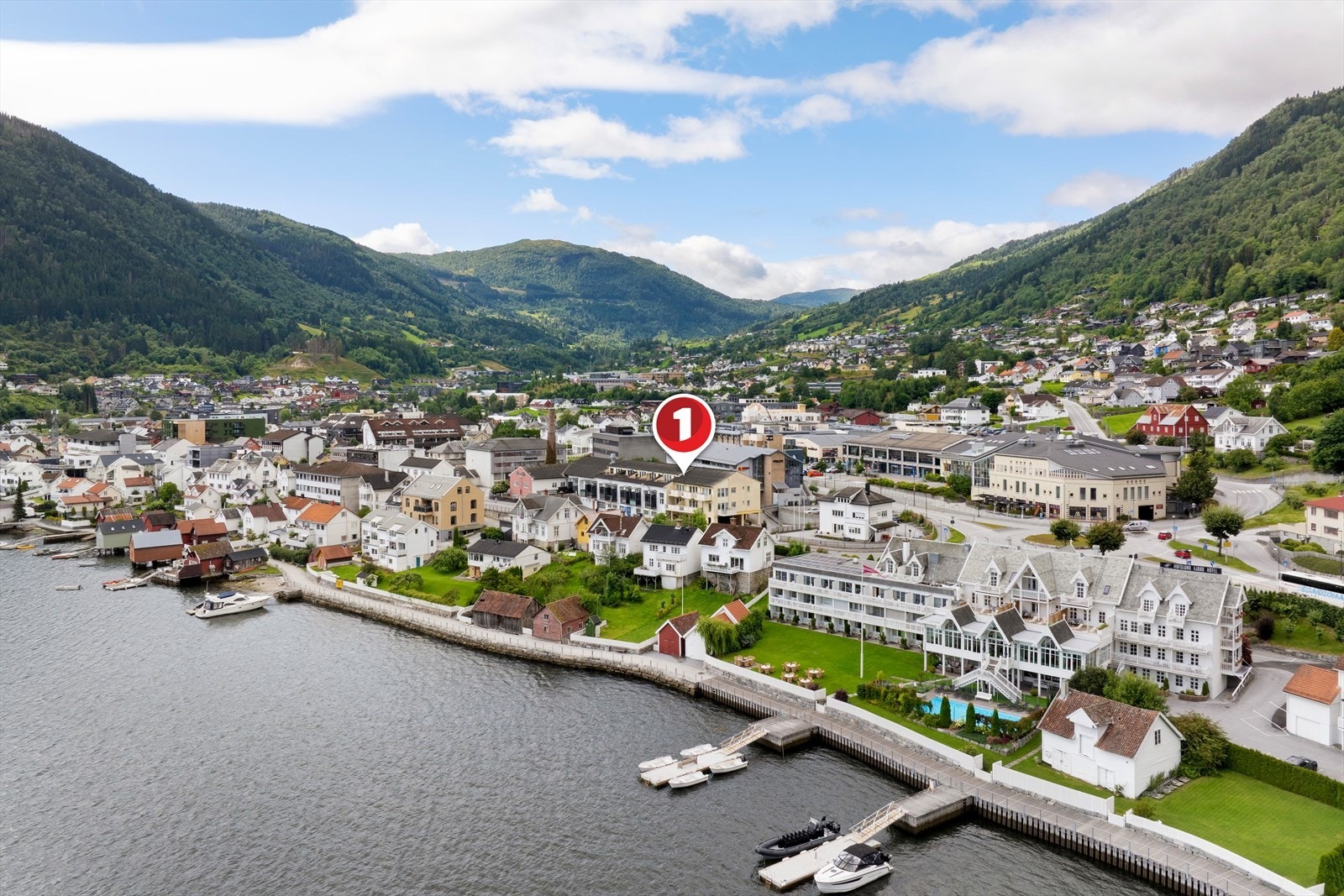 Her bur du lettvindt til midt i Sogndal sentrum, med gåavstand til butikkar, skule og alle servicetilbod. Galleribilde