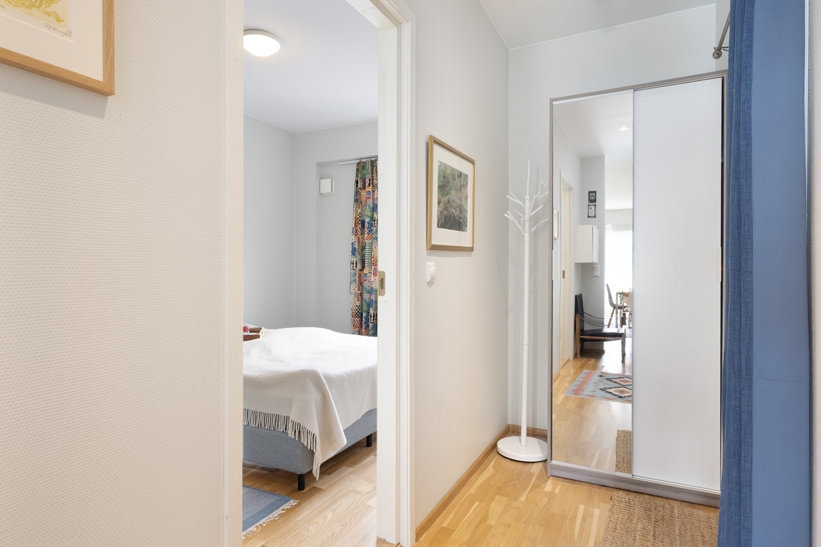 Lys og funksjonell entré, innreia med skyvedørsgarderobe og plass for oppheng. Galleribilde