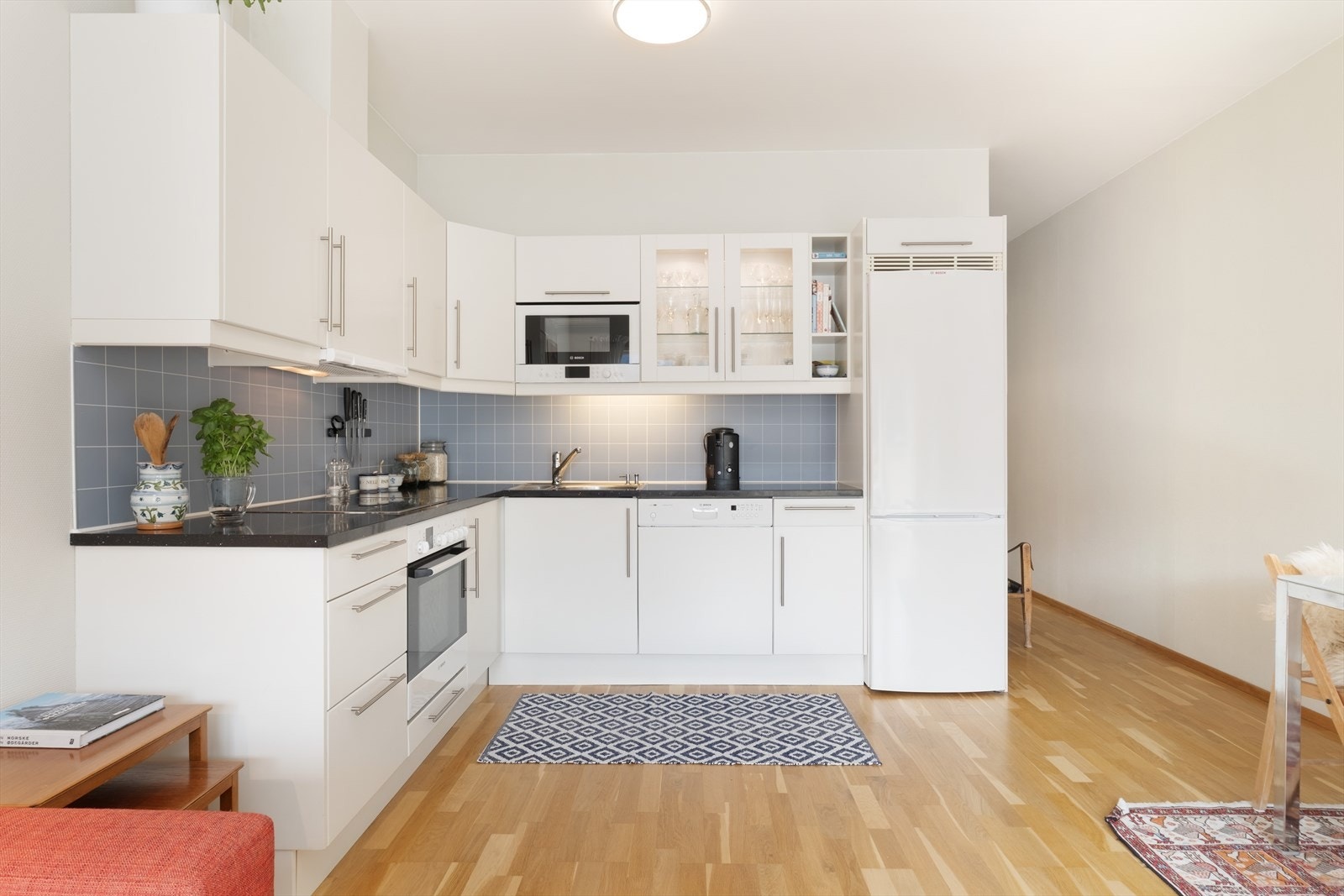 Integrerte kvitevarer beståande av platetopp, steikeomn og mikro, samt frittsåande kombiskåp og oppvaskmaskin som føl salet. Galleribilde