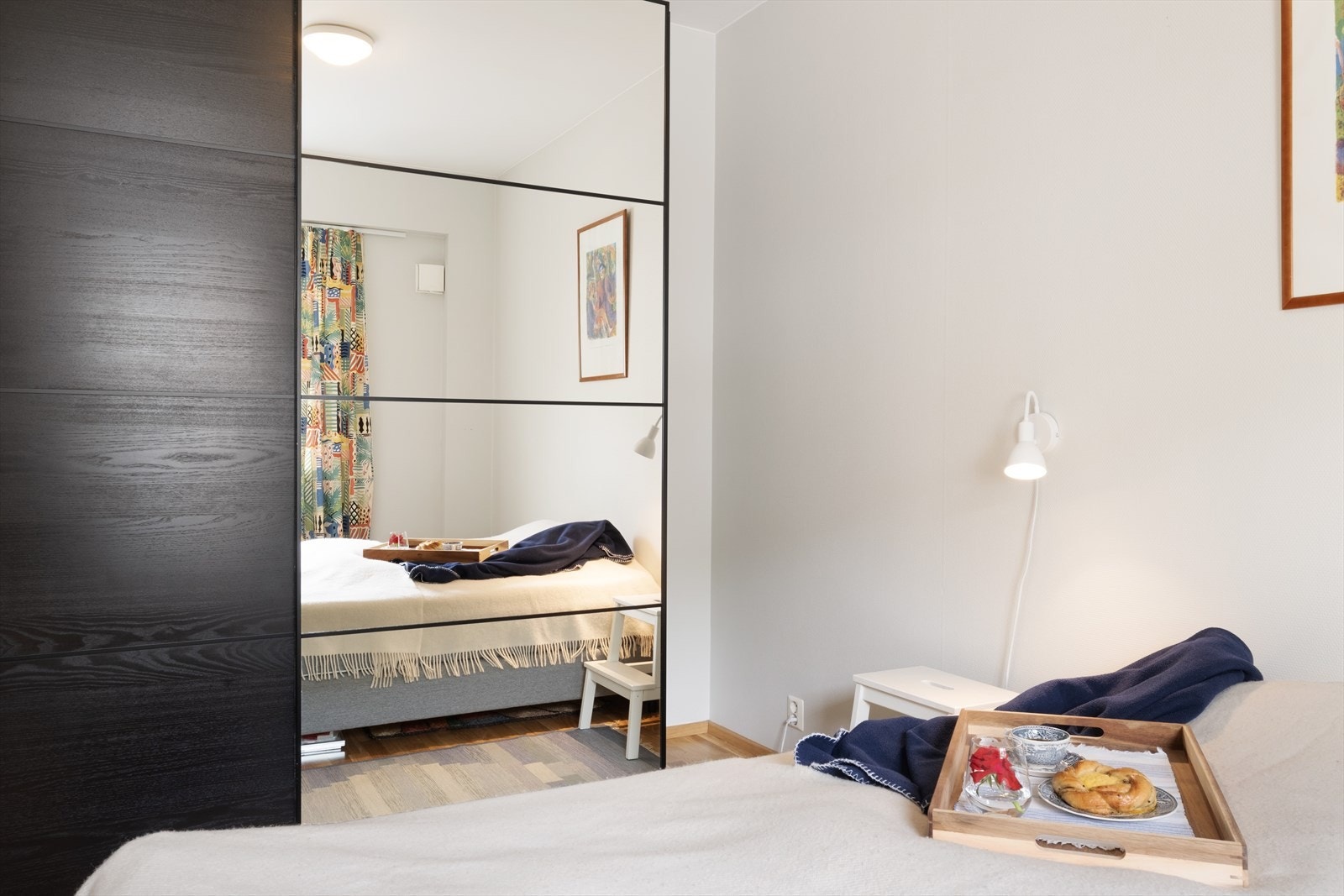 Soverommet er innreia med stor skyvedørsgarderobe med spegelfrontar. Tilkomst til bod. Galleribilde