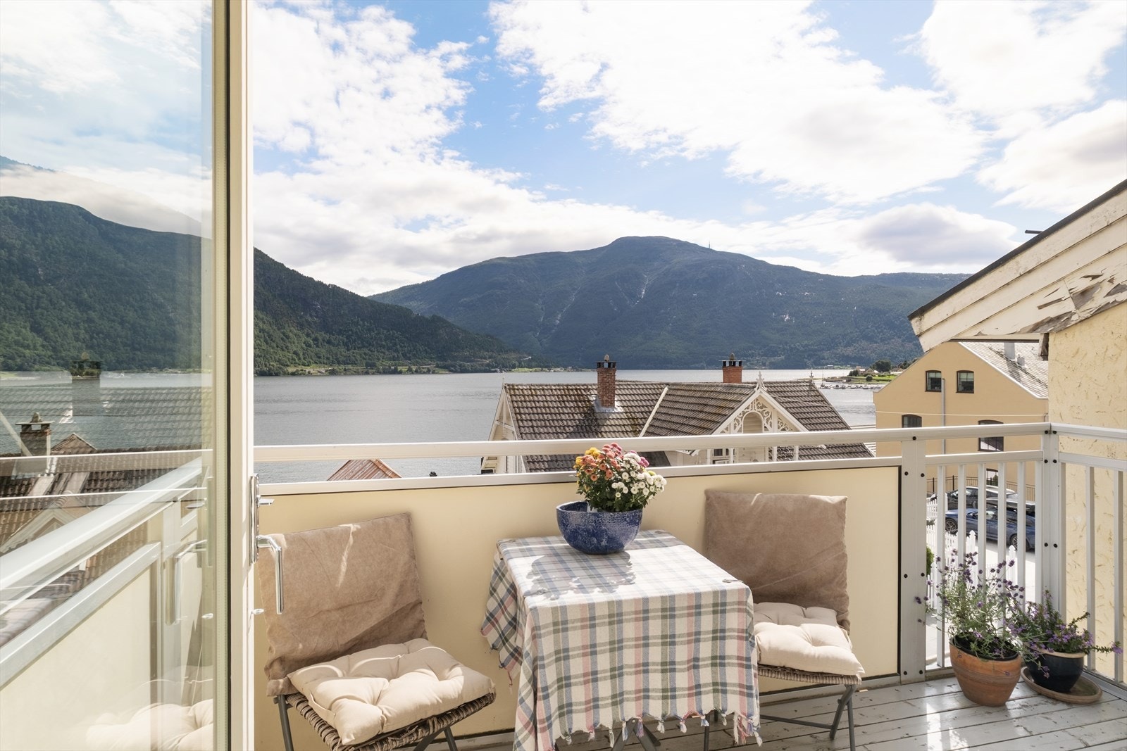 Sørleg vendt altan med utgang frå stova. Altanen har svært gode solforhold og fritt utsyn over fjorden. Galleribilde