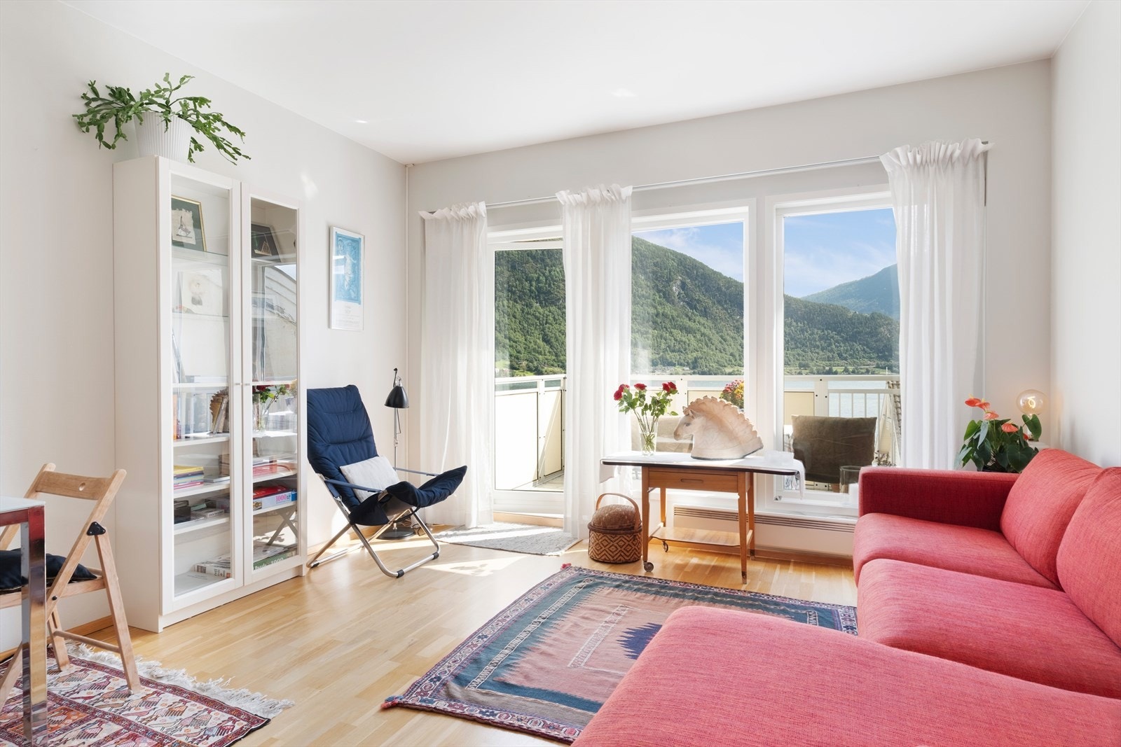 Lyst og fint opphaldsrom med store vindauger i front. Galleribilde
