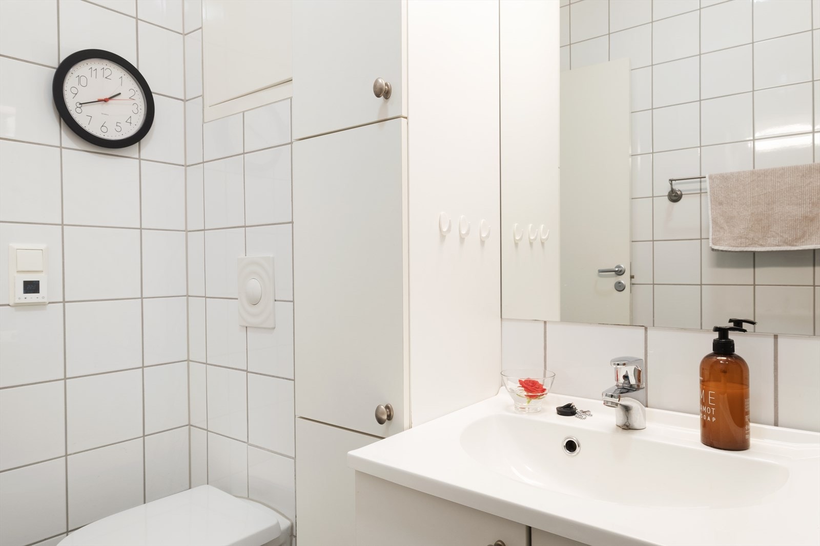 Stilreint og lyst bad, i heilflisa utførelse med varme i golv. Galleribilde