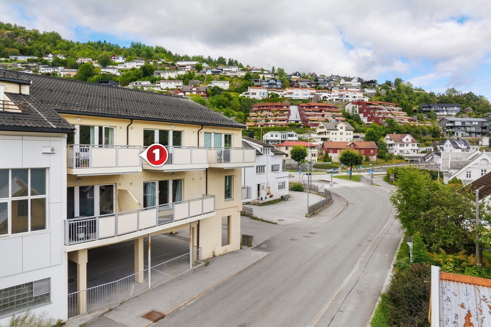Leilegheita har attraktiv plassering i bygget med solrik altan og eigen parkeringsplass i kjellar. Galleribilde