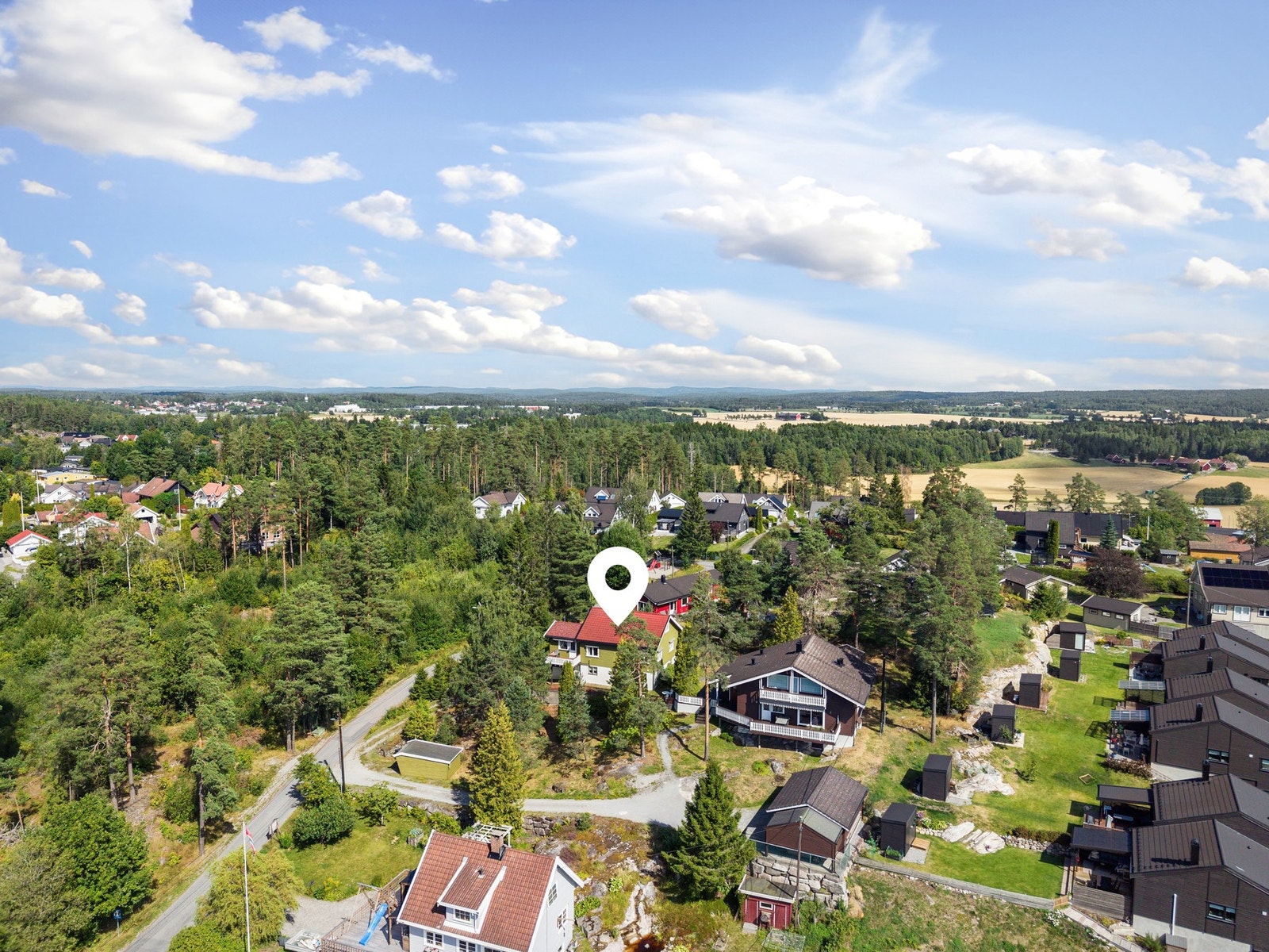 Eiendommen ligger på en stor tomt på hele 1 438 m², med grønne omgivelser og fin utsikt utover Østensjøvann og mot Ski Sentrum. Galleribilde