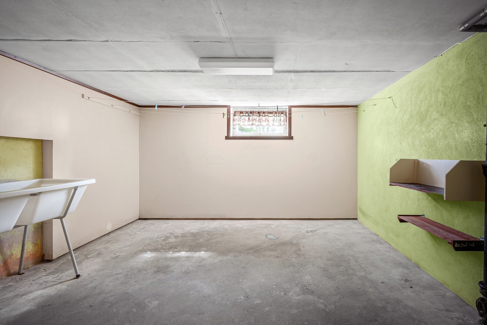 Vaskekjeller med gode muligheter for å innrede og tilpasse rommet etter egne ønsker. Galleribilde