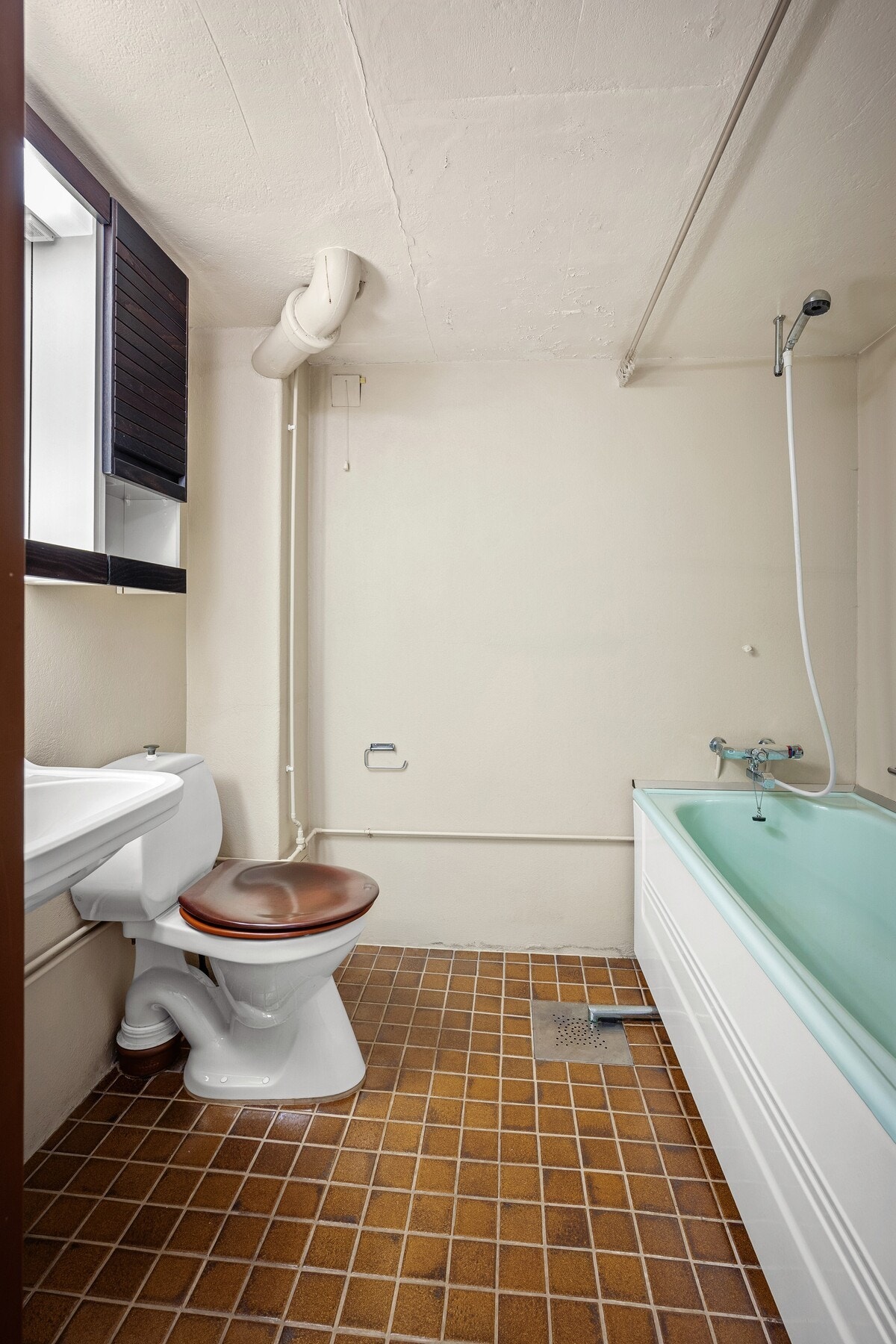 Badet i kjeller er utstyrt med toalett. badekar, servant, badekar og speilskap med mulighet for oppbevaring. Galleribilde