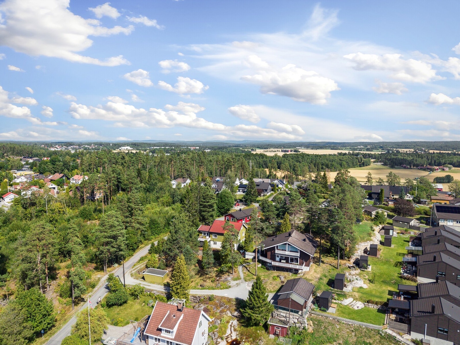 Det er kort vei til både barnehager og skoler, noe som gjør hverdagen praktisk og oversiktlig for barnefamilier. Galleribilde