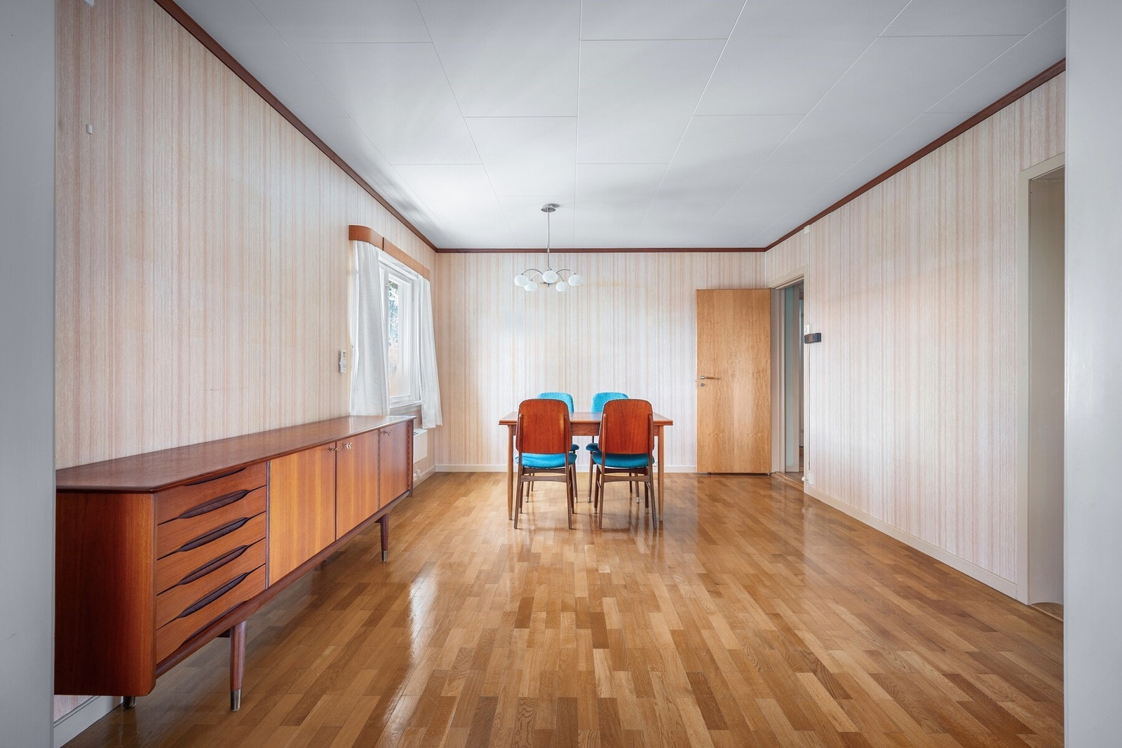 Stue med gode møbleringsmuligheter og plass til både sofagruppe og spisebord. Galleribilde