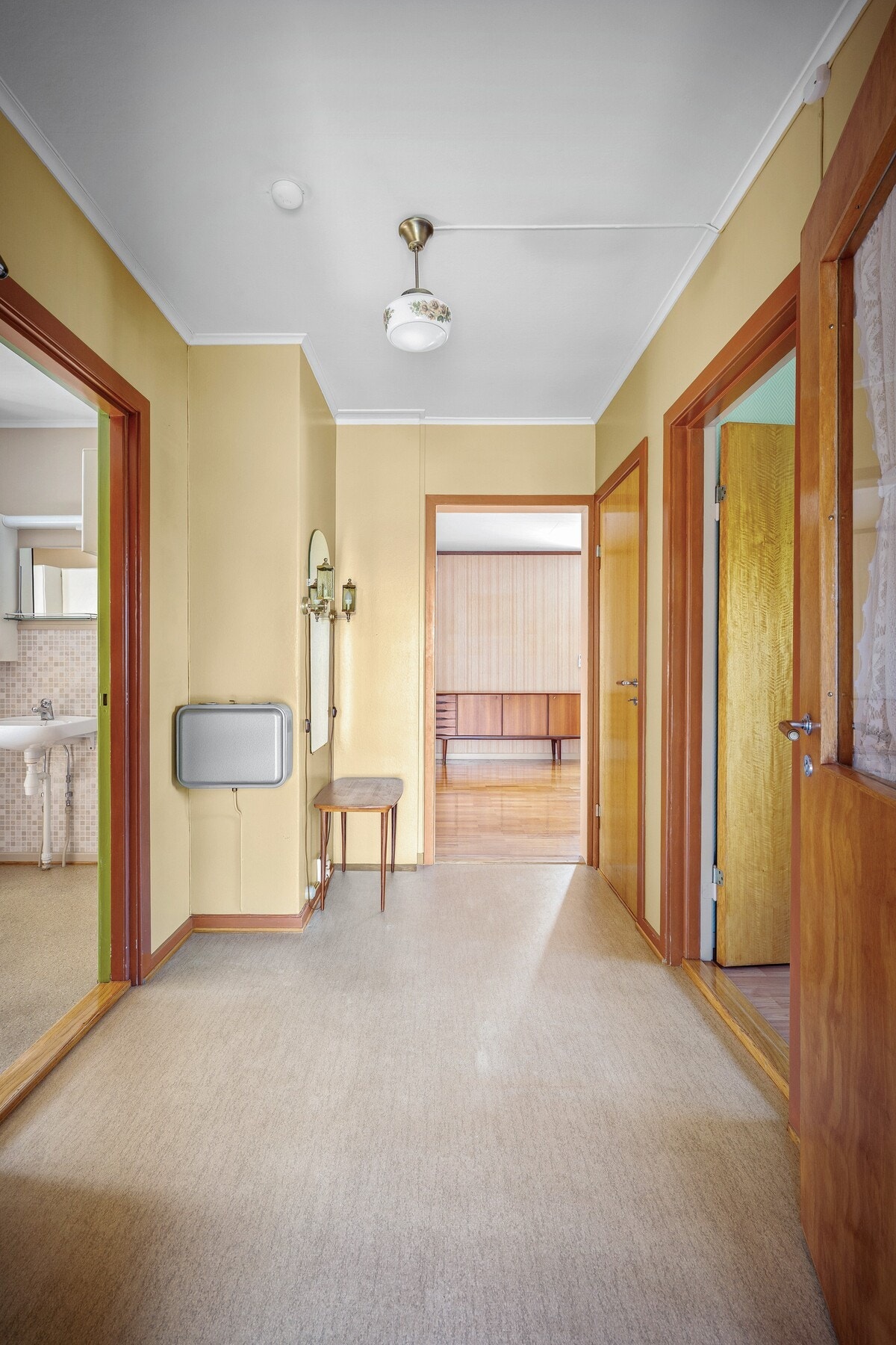 Her ønskes du velkommen inn i en romslig gang med naturlig adkomst til boligens øvrige rom. Galleribilde