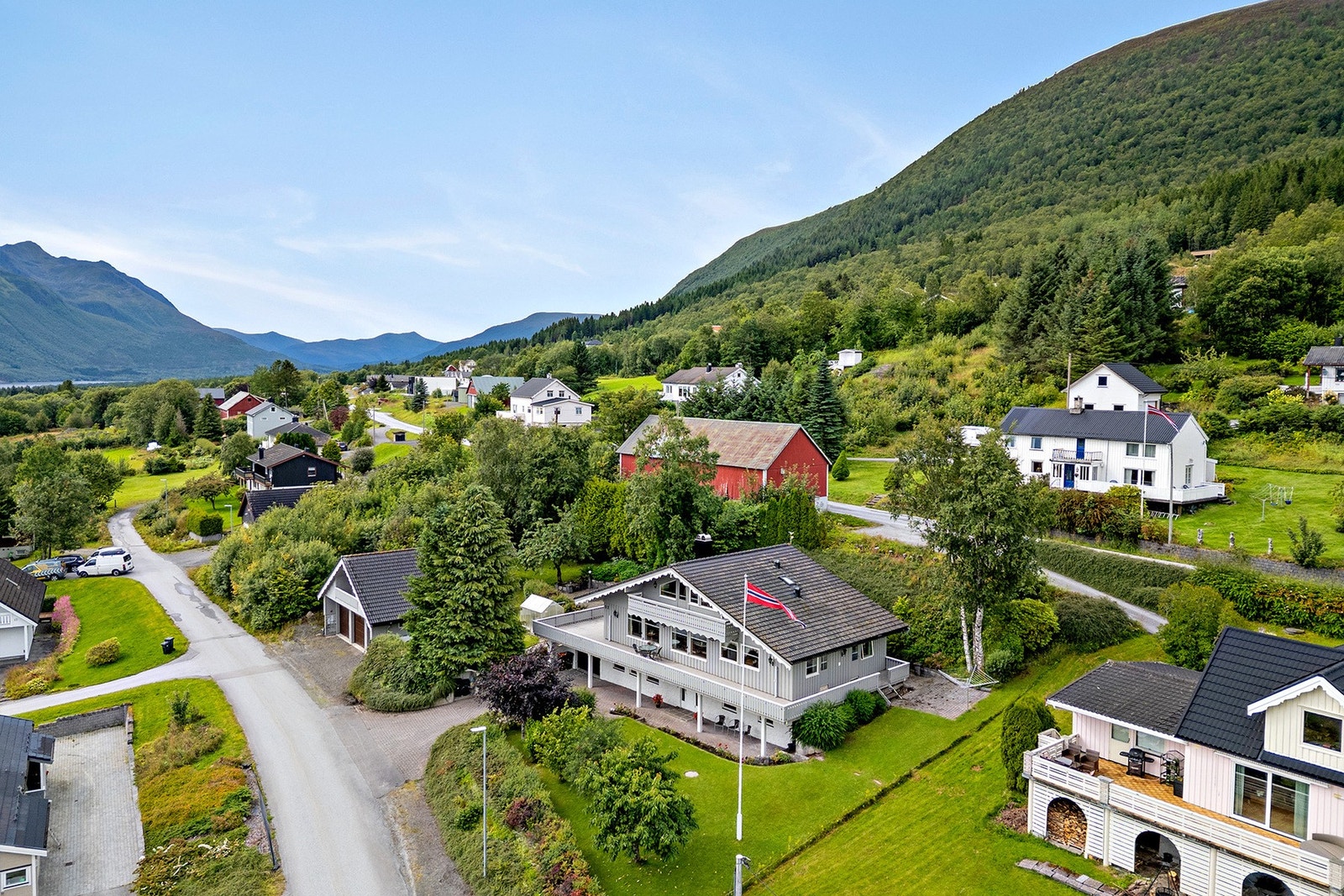 Boligen har en flott beliggenhet i Ellinggardskogen, i et etablert og attraktivt boligområde med høyt og frittliggende beliggenhet. Galleribilde