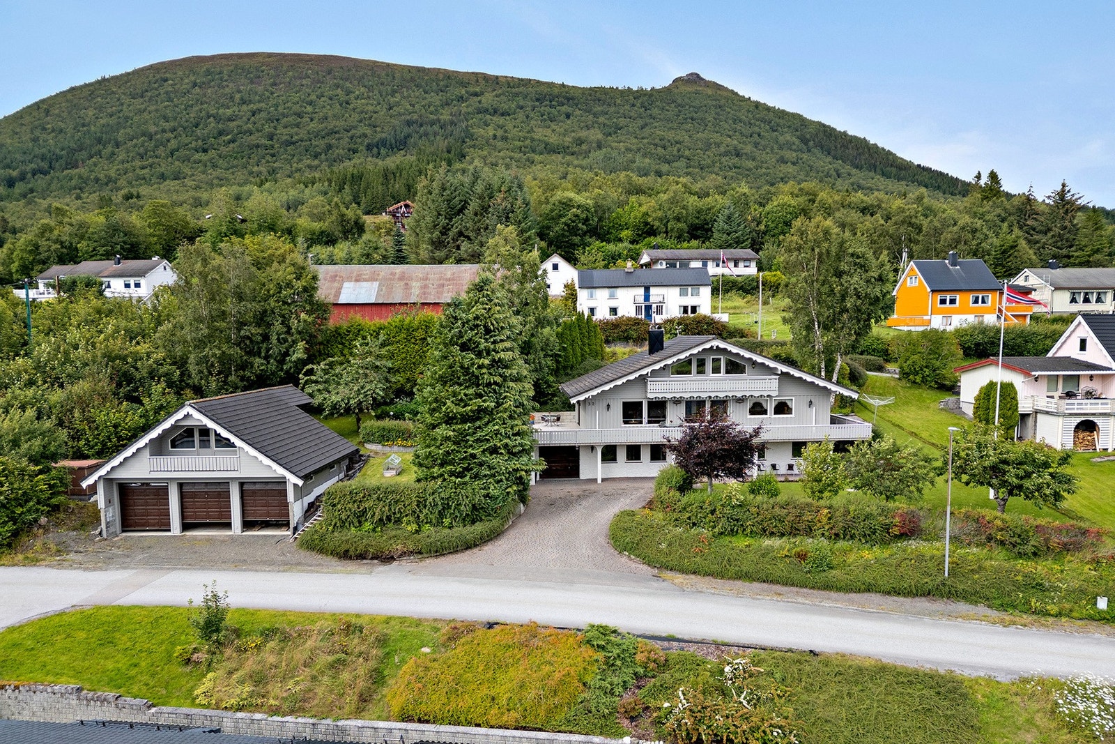 Velkommen til en flott enebolig i Ellinggardsvegen 32. Presentert av Alexander Bjerkås. Foto: Diakrit (Vegard Krohn). Galleribilde