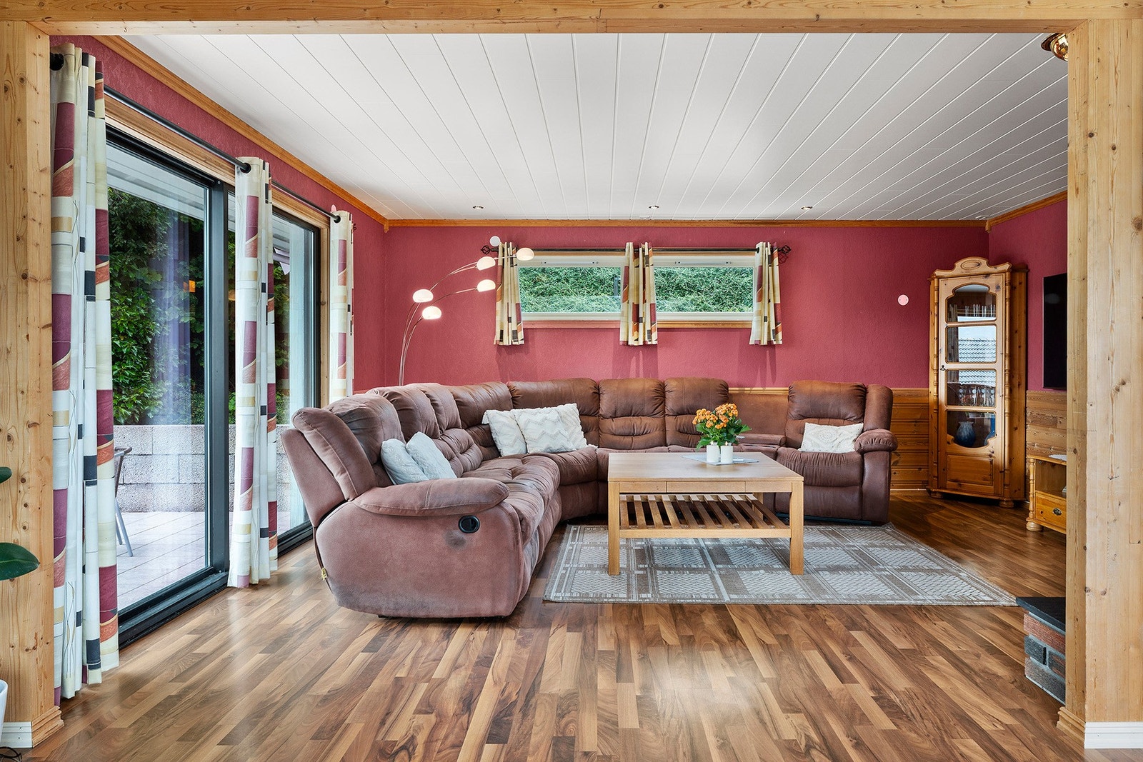 Stue med downlights i taket og utgang til veranda. Galleribilde