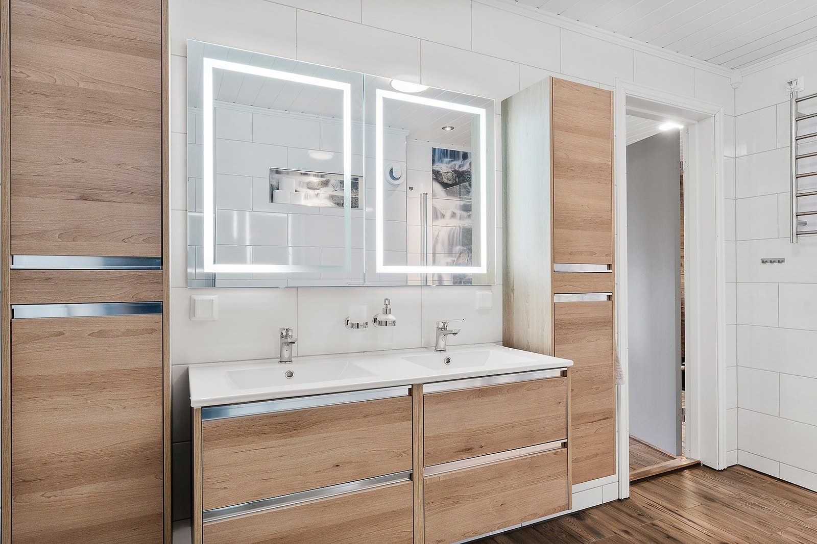 Bad i kjelleretasjen er oppusset i 2018, med samme utførelse som badet i hovedetasjen. Galleribilde