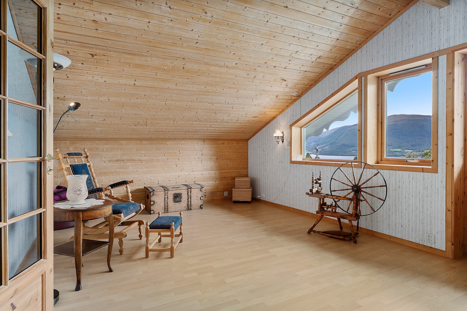 Loftstue med utgang til balkong. Galleribilde
