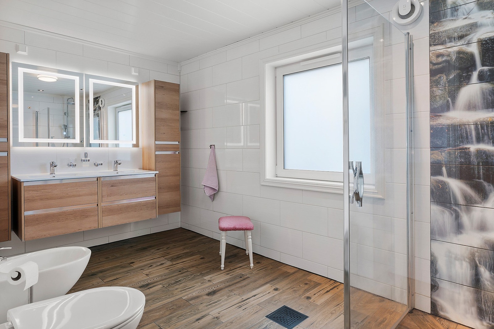 Bad i hovedetasjen. Badet ble pusset opp i 2018. Galleribilde
