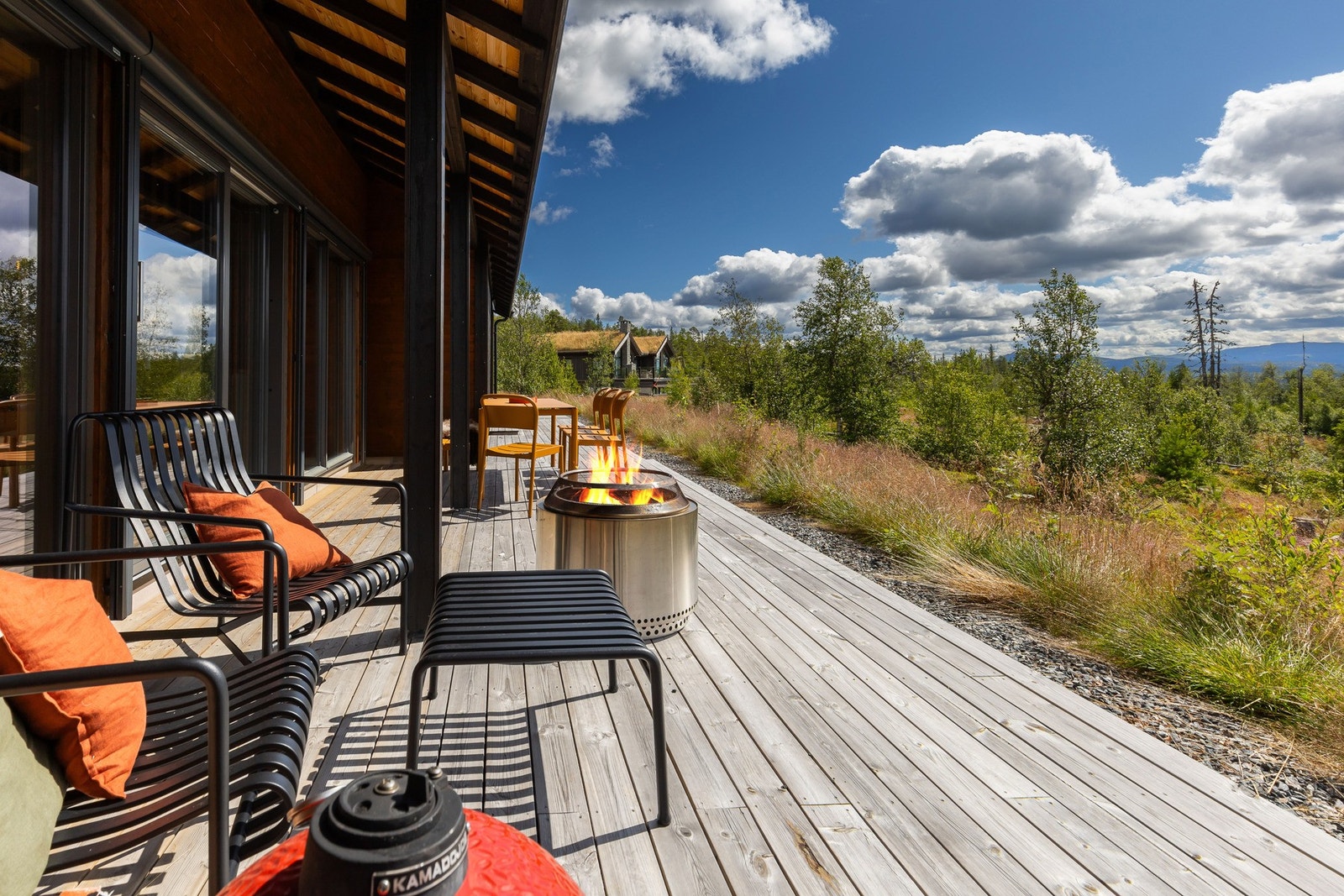 Terrassen kan enkelt innredes og det er god plass til familie og venner. Galleribilde