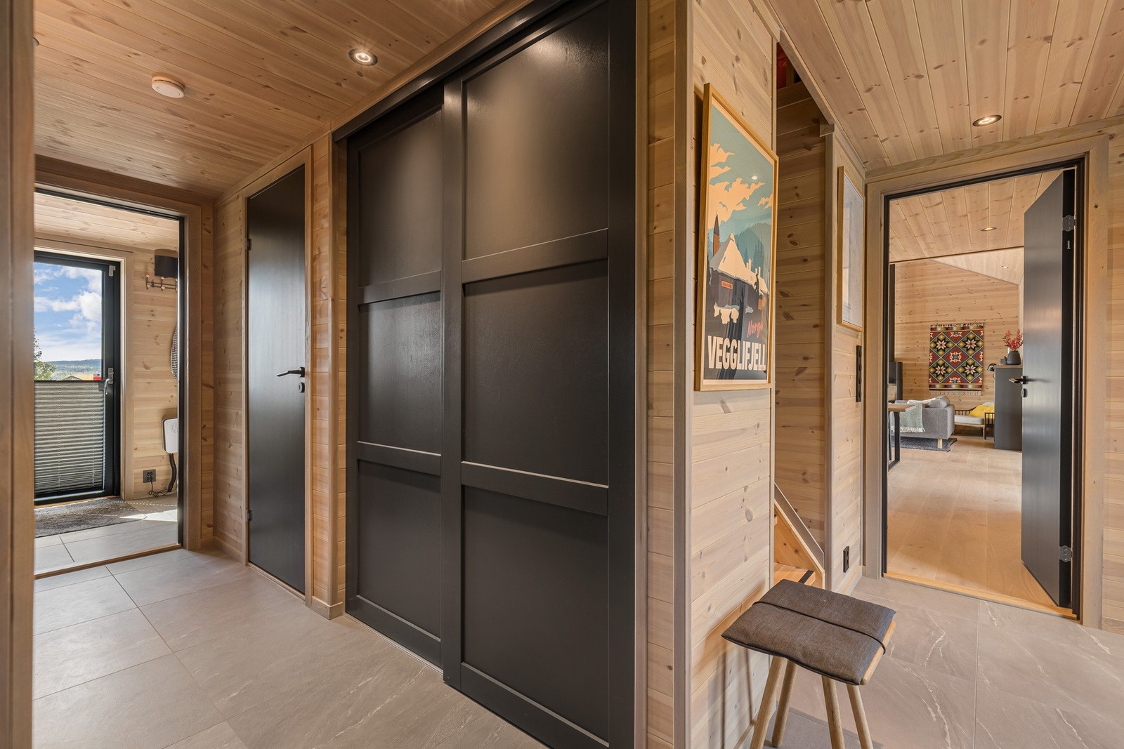 Ytterligere gode oppbevaringsmuligheter i skyvedørsgarderobe. Neste dør er bodrom. Galleribilde