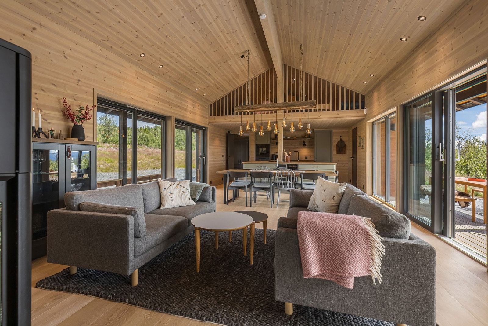 I stuen er det god plass til sofagruppe og spisegruppe. Galleribilde