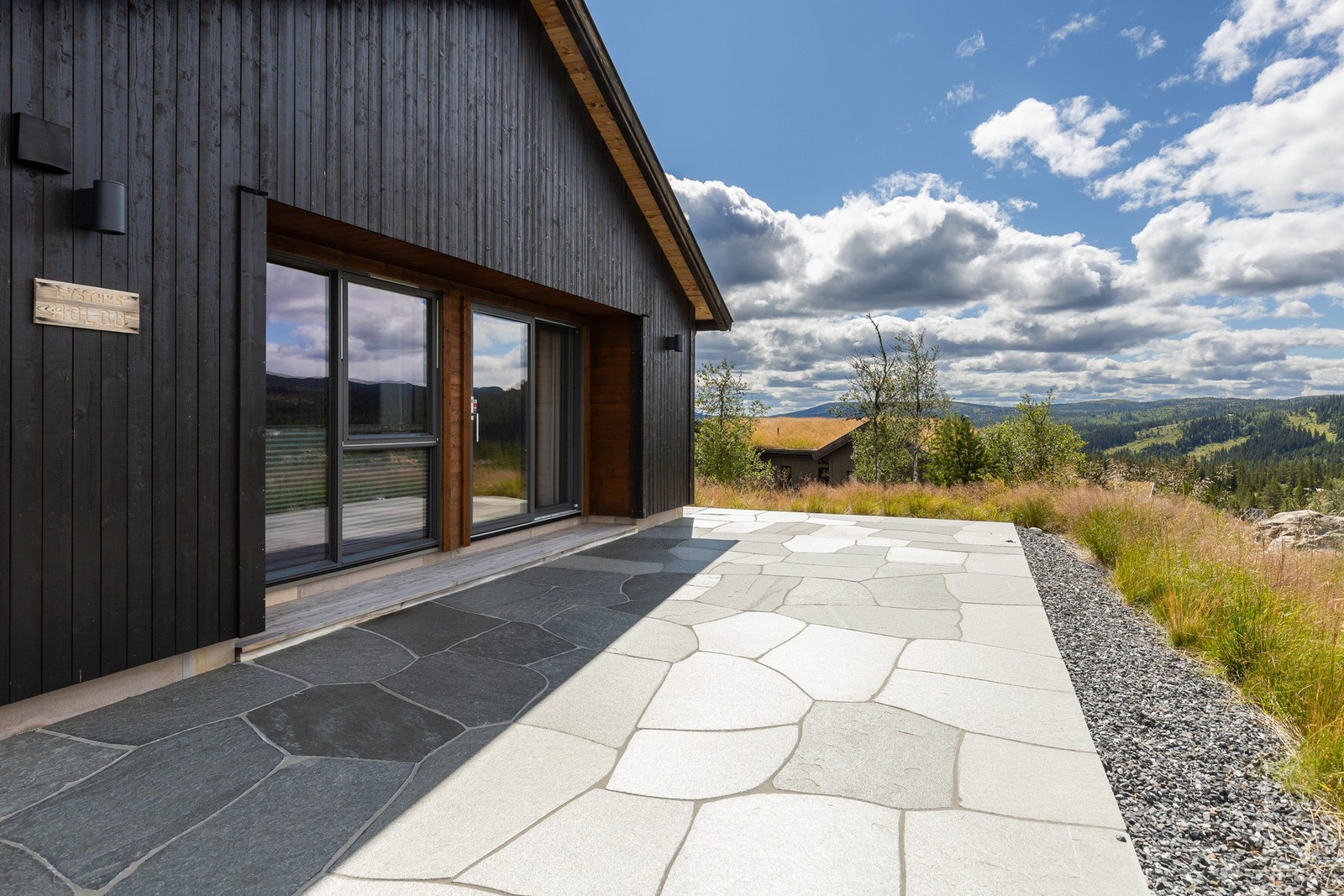 Steinlagt terrasse hvor kveldssolen kan nytes. Galleribilde
