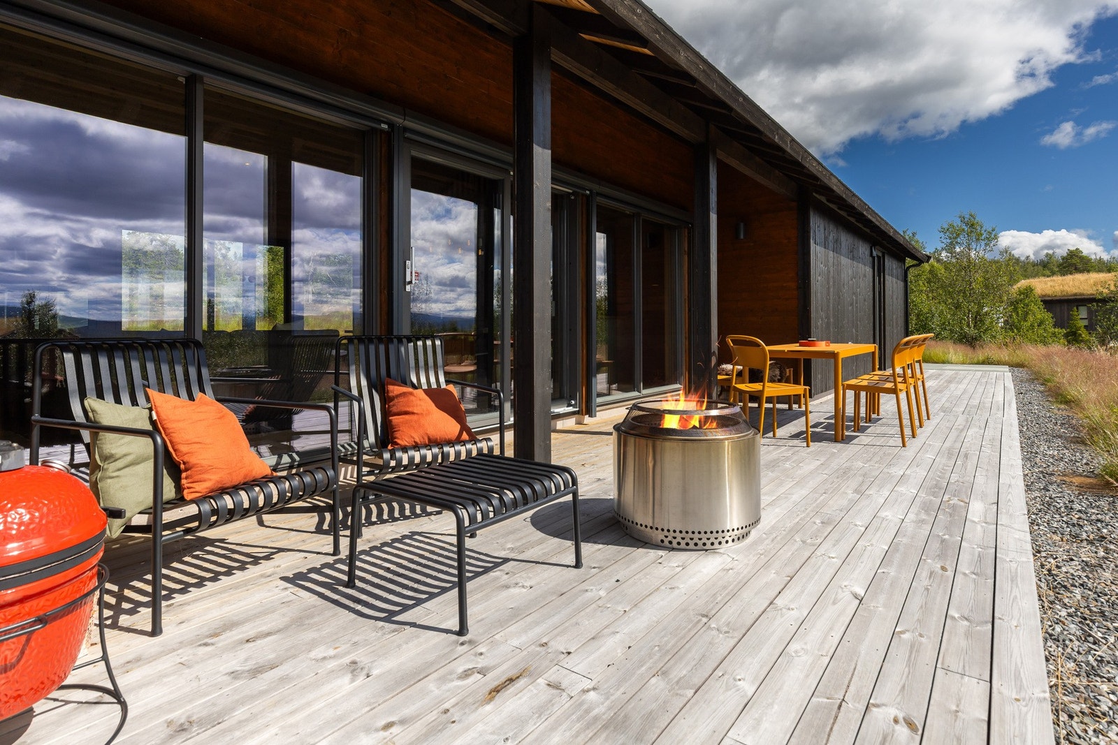 Hytta byr på hele 85 kvm med terrasse. Galleribilde