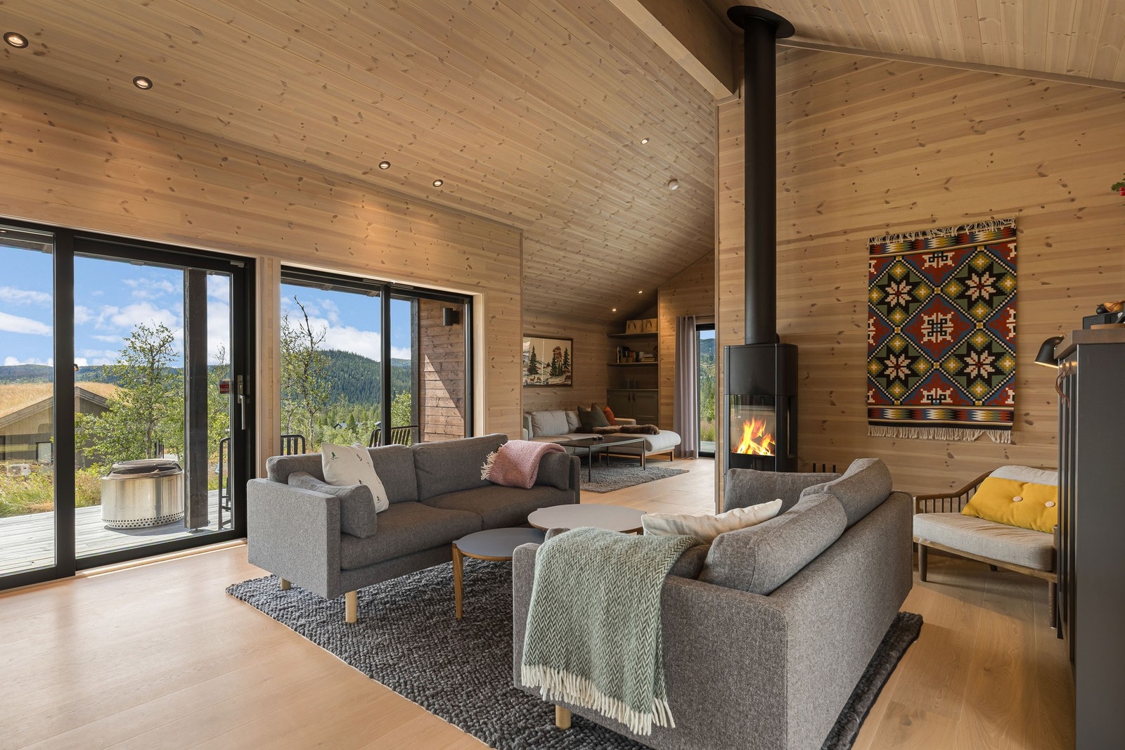 Videre leder stuen inn mot egen TV-stue sone. Galleribilde