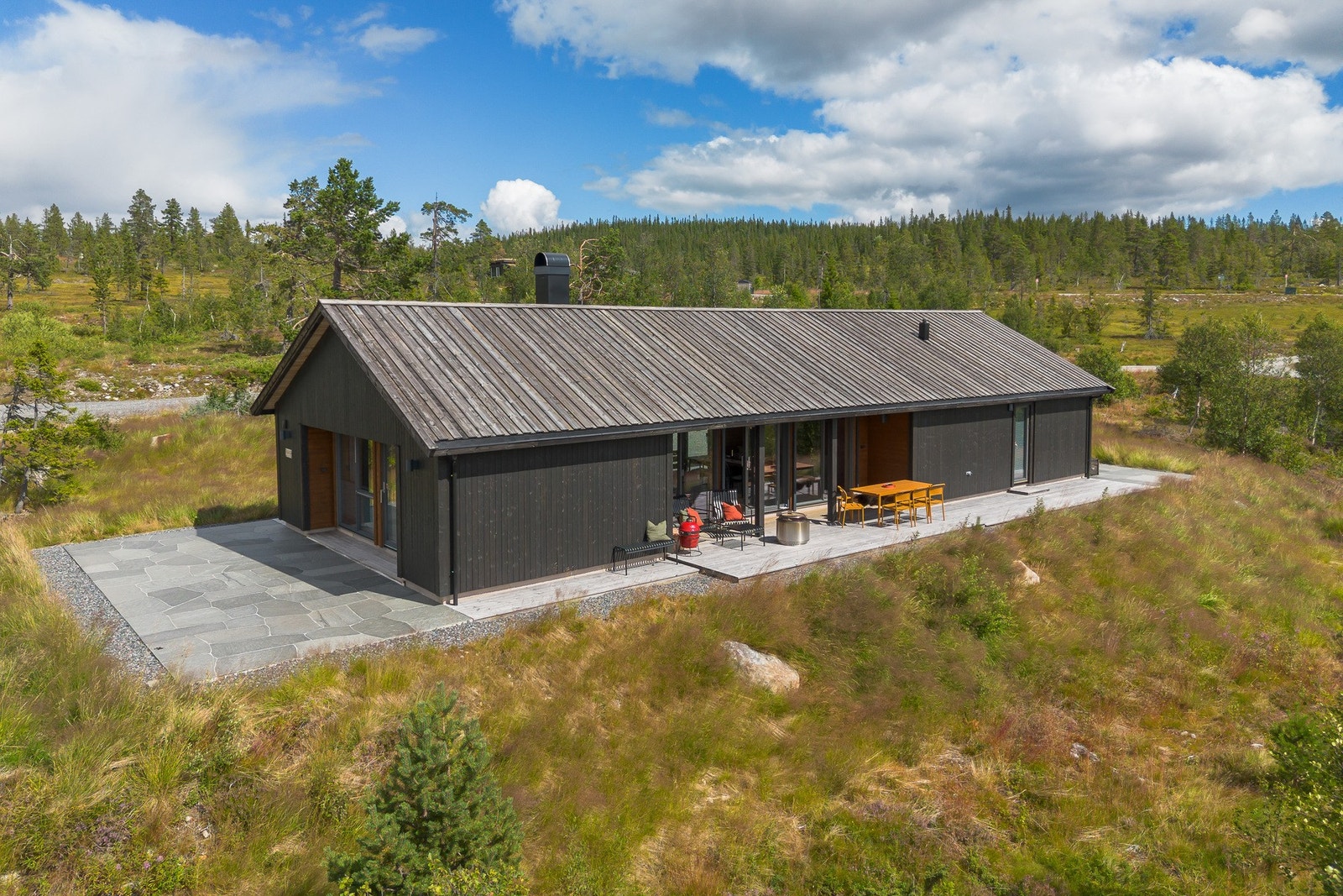 Hytta har hele 85 kvm med terrasseareal med utgang fra spisestuen og tv-stuen. Galleribilde