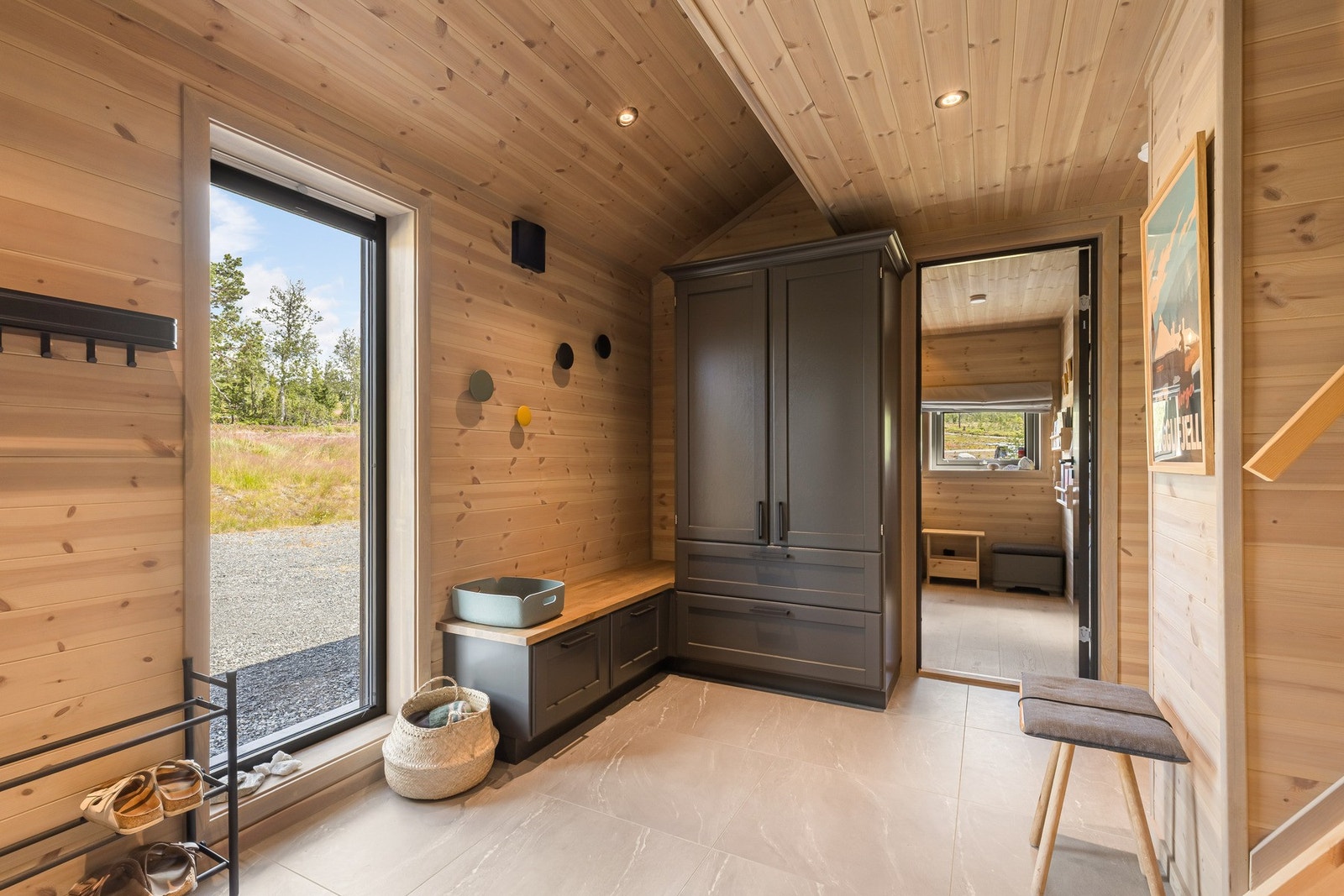 Velkommen inn - vel møtt i entréen er det flislagt gulv, downlights og plassbygget garderobe. Varmekabler i gulv. Galleribilde