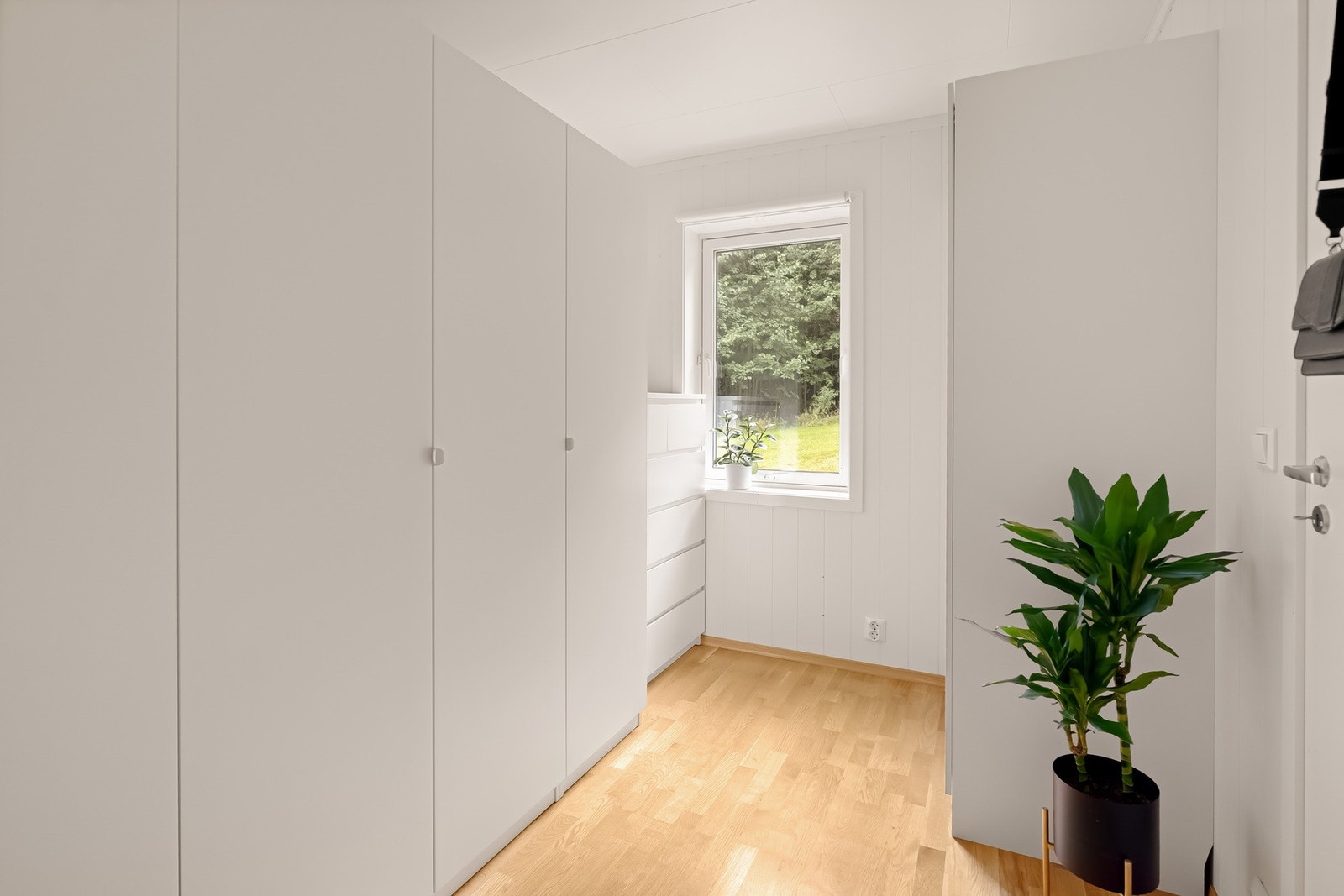 Rommet benyttes i dag som walk-in-closet. Garderobeskapene kan medfølge etter avtale Galleribilde