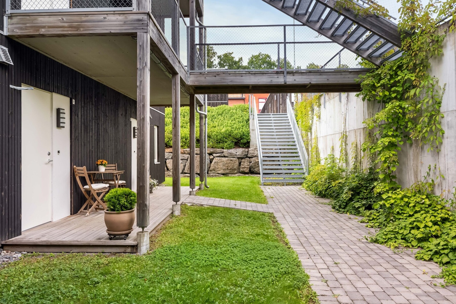 Leiligheten ligger i byggets 1.etg, og har egen inngang Galleribilde