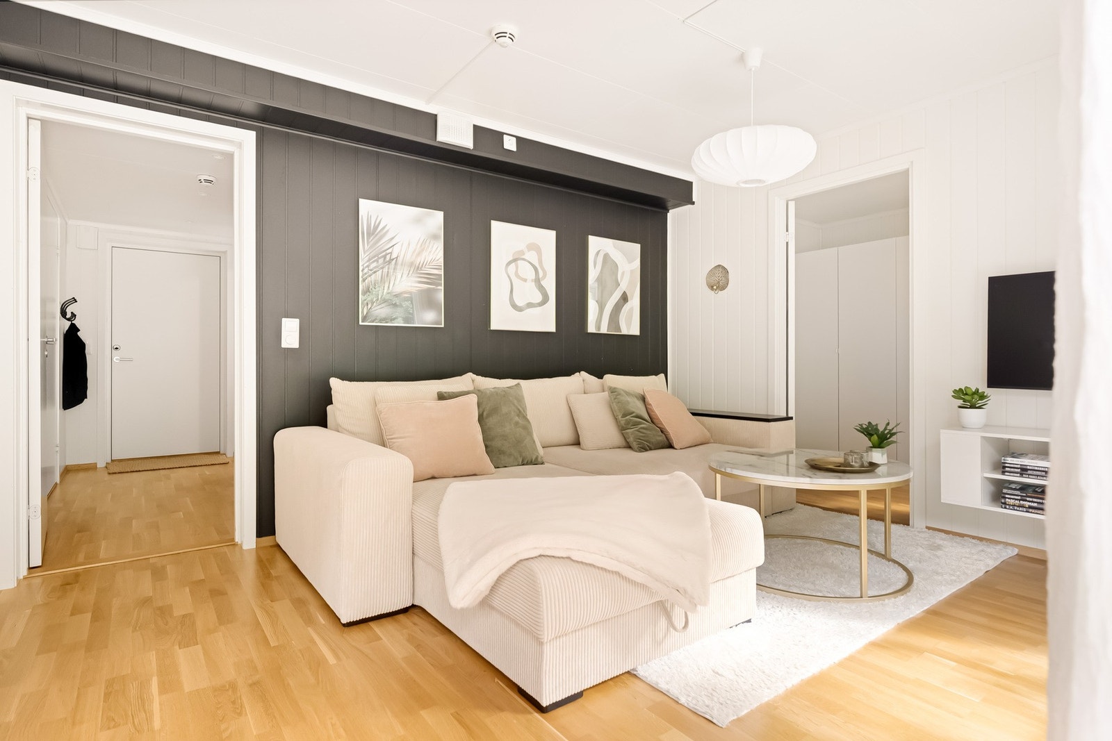 Inn til en trivelig stue med naturlige soner Galleribilde