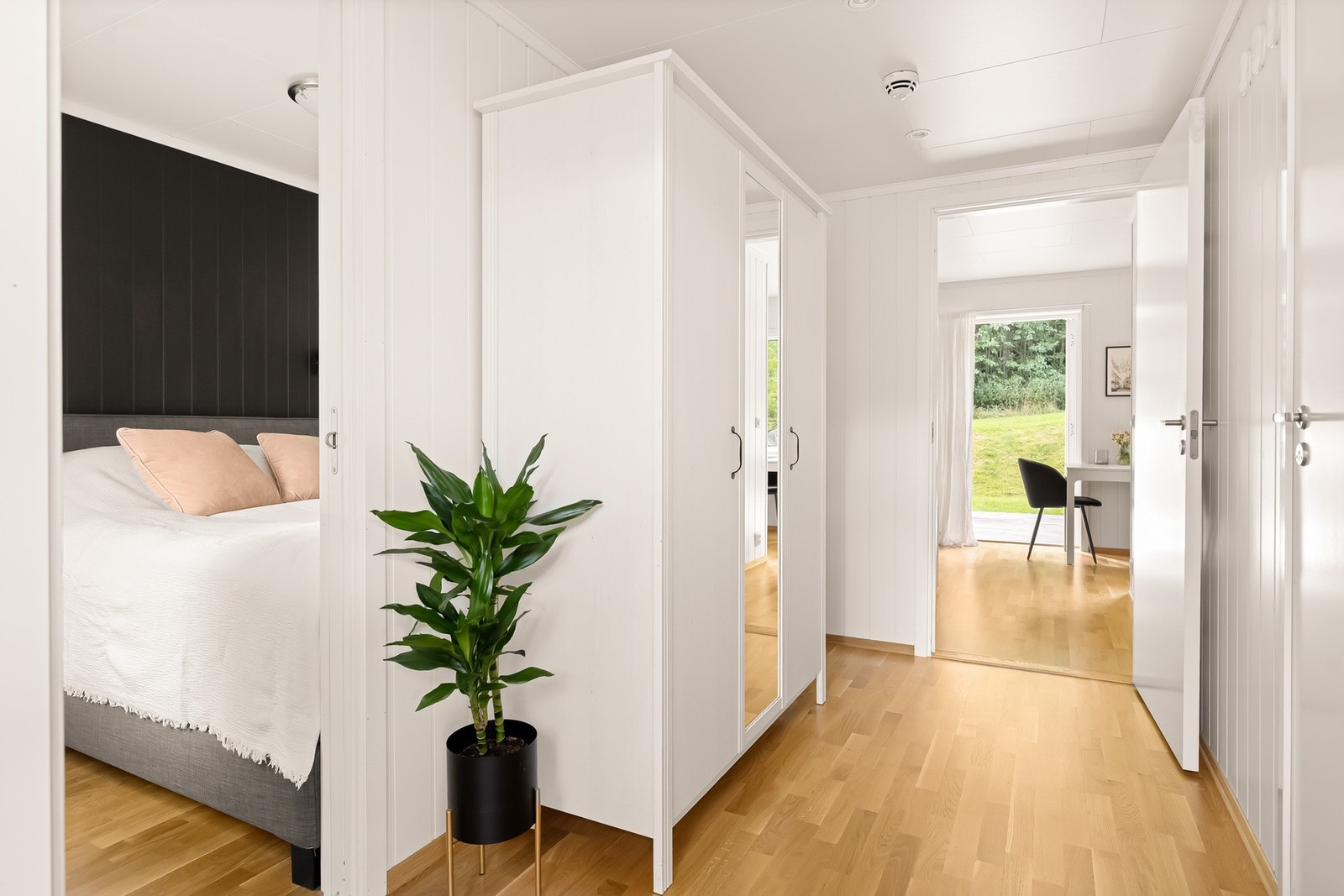 I gangen er det et romslig garderobeskap med plass til yttertøy Galleribilde