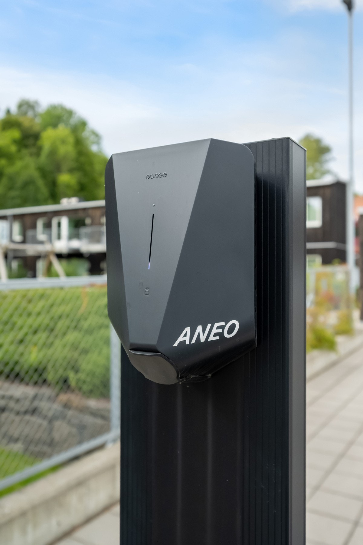 Det er installert elbillader på plassen Galleribilde